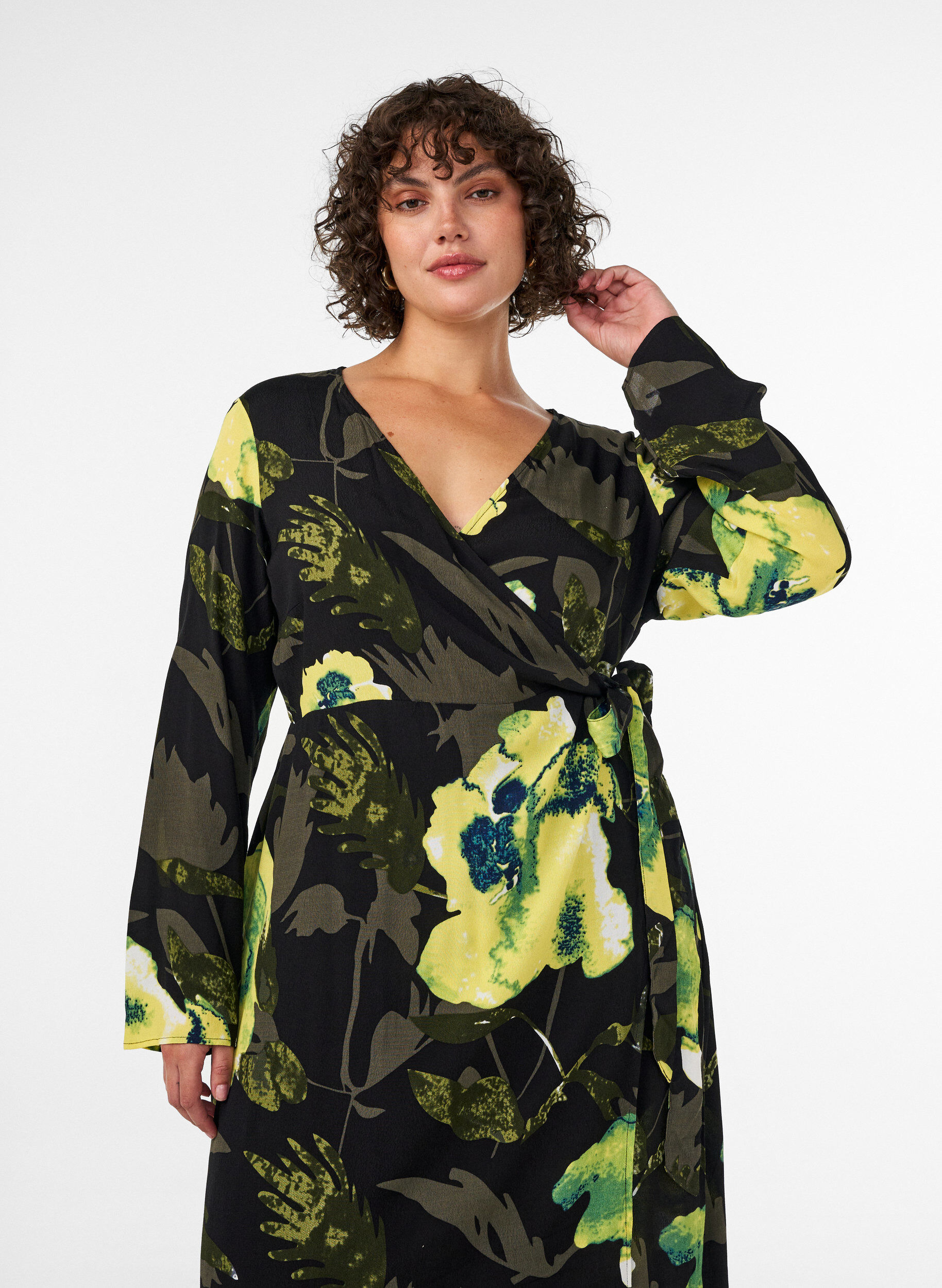 ZizziGebl&uuml;mtes Wickelkleid aus Viskose mit Bindeg&uuml;rtel, Schwarz, Model image number 2