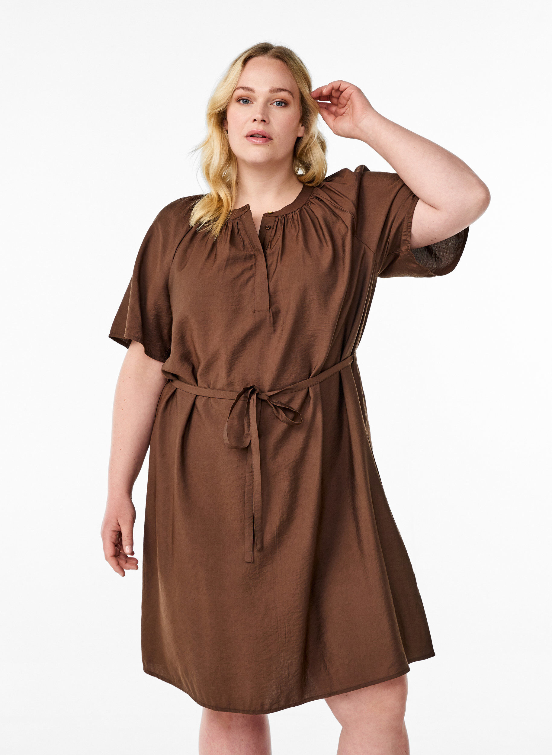 Knielanges Kleid mit kurzen &Auml;rmeln und Bindeg&uuml;rtel, Braun, Model