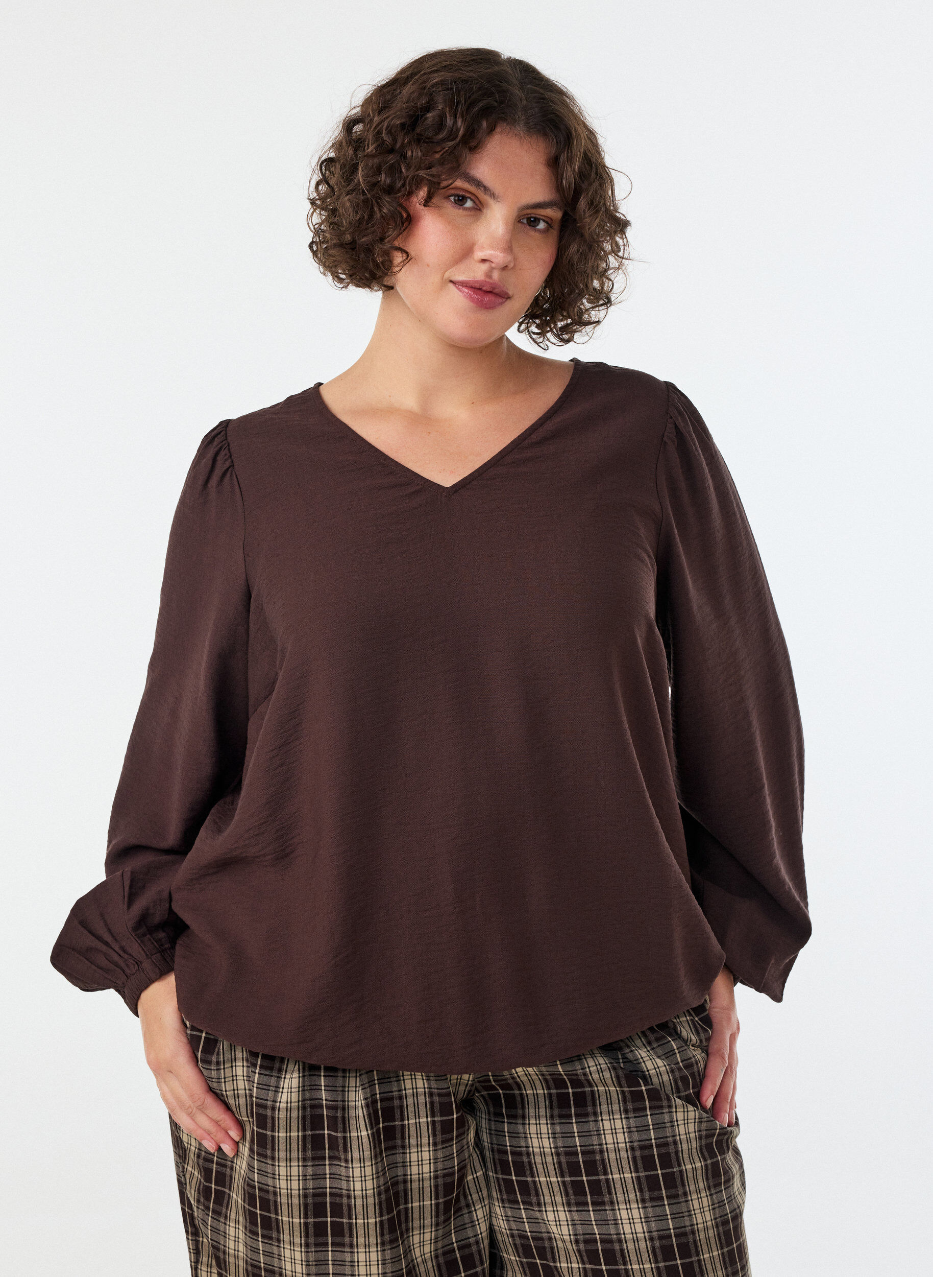 Viskosebluse mit V-Ausschnitt und Ballonform, Braun, Model