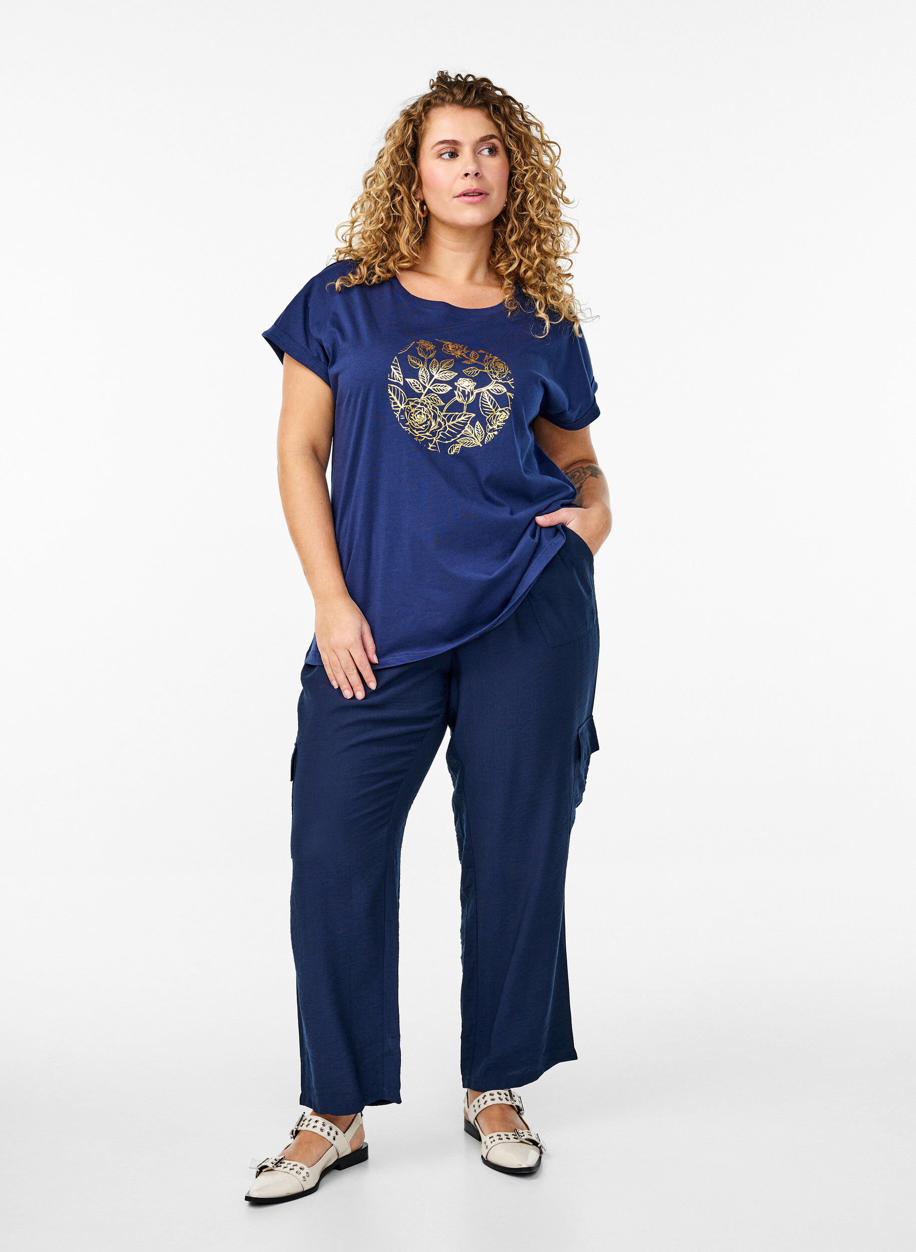 Zizzi T-Shirt mit goldfarbenem Blumendruck, Naval A. Gold Rose, Model image number 2