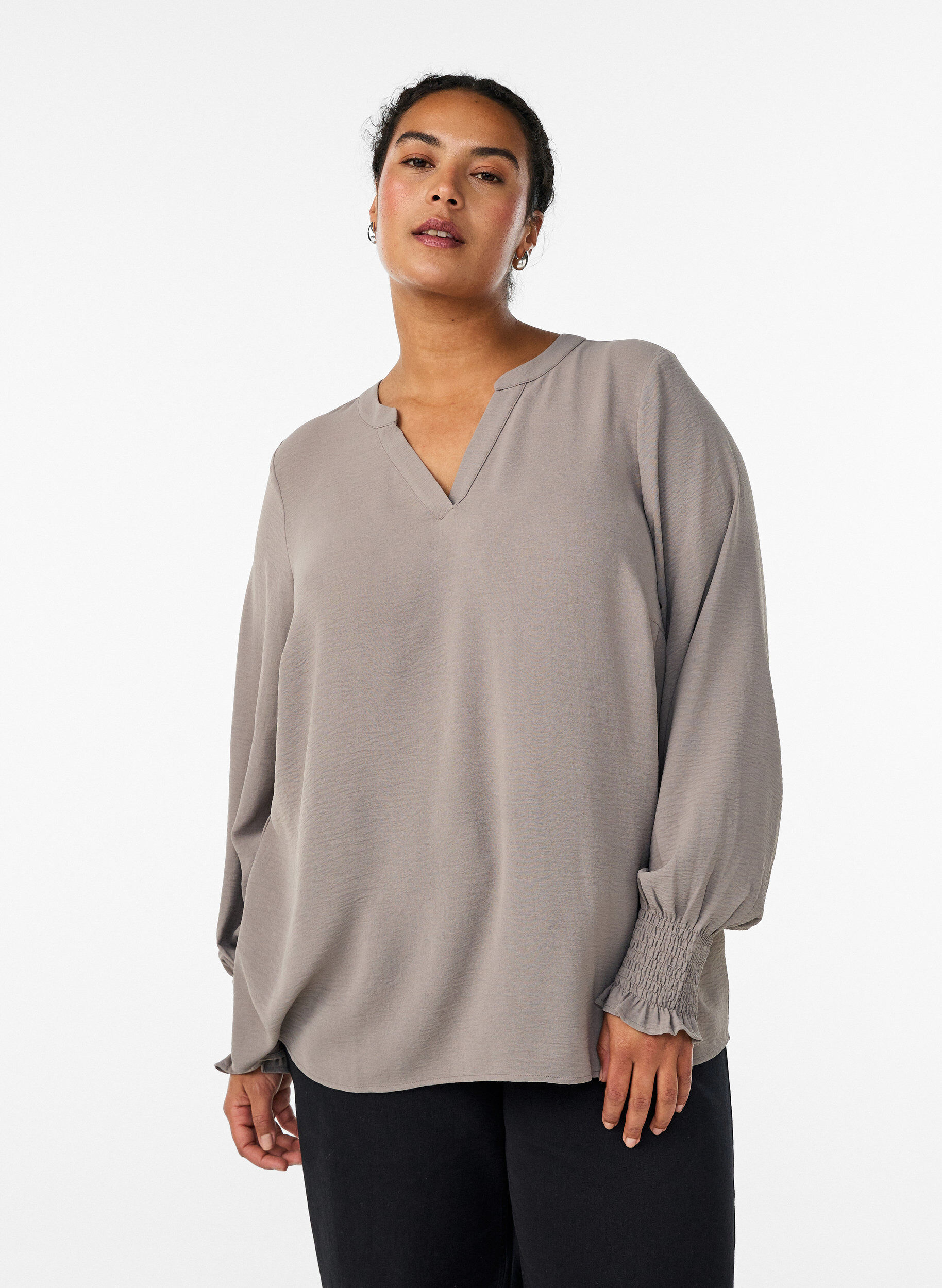ZizziBluse mit Smockb&uuml;ndchen und V-Ausschnitt, Beige, Model image number 0