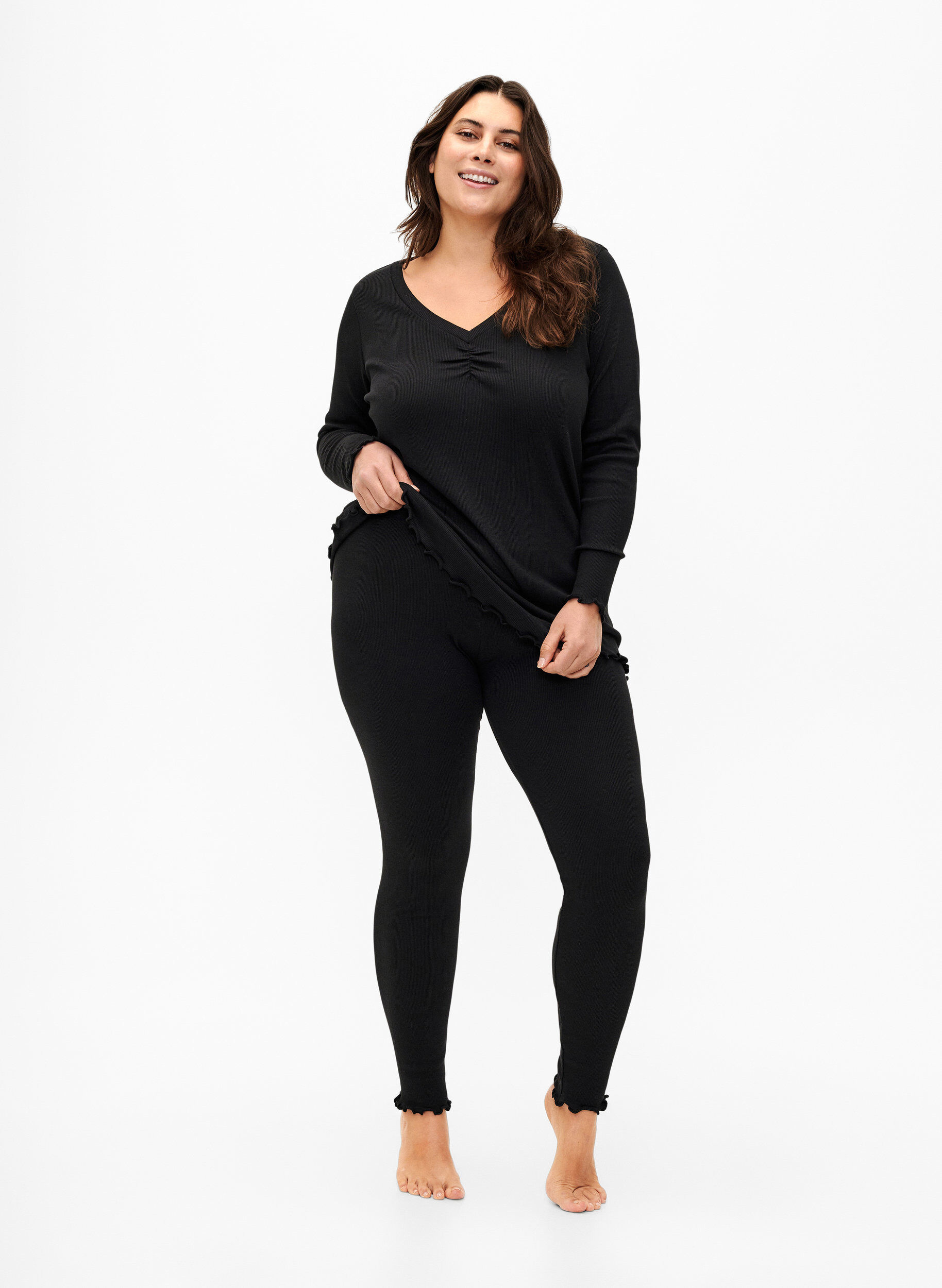 Zizzi Gerippte Bluse mit langen &Auml;rmeln und V-Ausschnitt, Black, Model image number 2