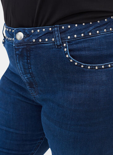 Super Slim Amy Jeans mit Nieten, Dark blue, Model image number 2