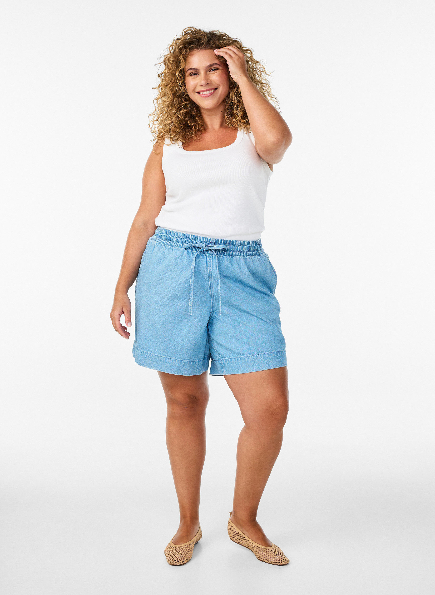 ZizziShorts in Jeans-Optik mit elastischem Bund und Kordelzug, Blau, Model image number 1