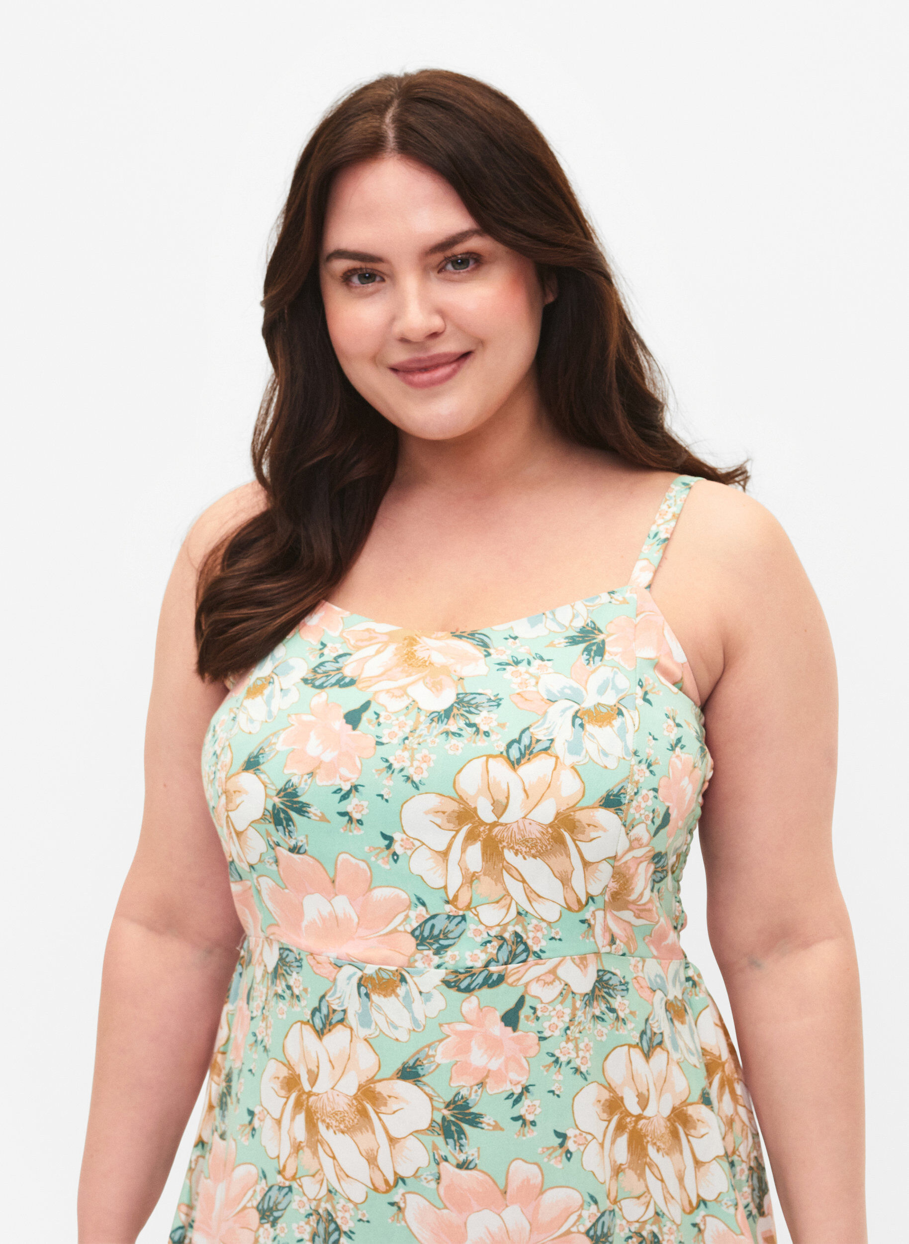 Zizzi Gebl&uuml;mtes Tr&auml;gerkleid aus Viskose mit Smok, Green Flower, Model image number 2