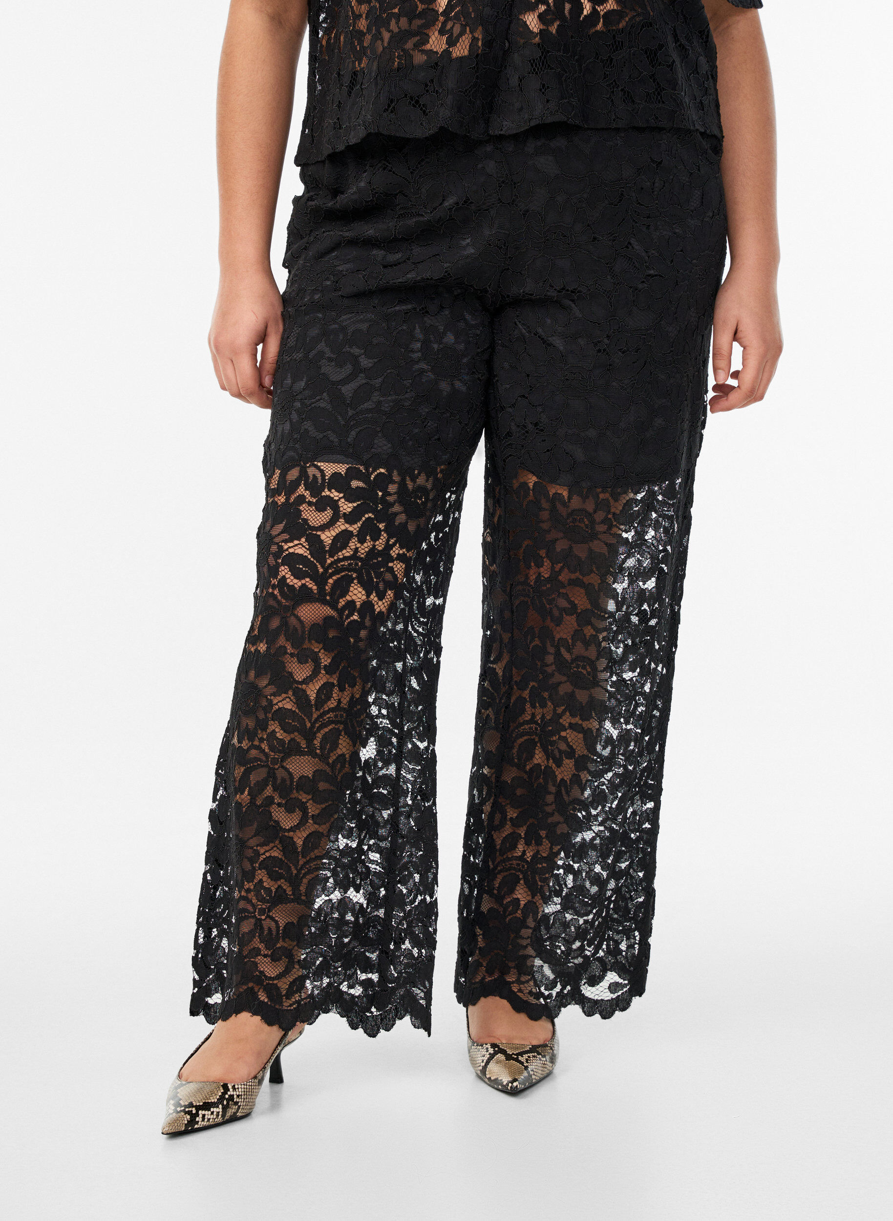 ZizziHoch taillierte Spitzenhose mit geraden Beinen, Schwarz, Model image number 3