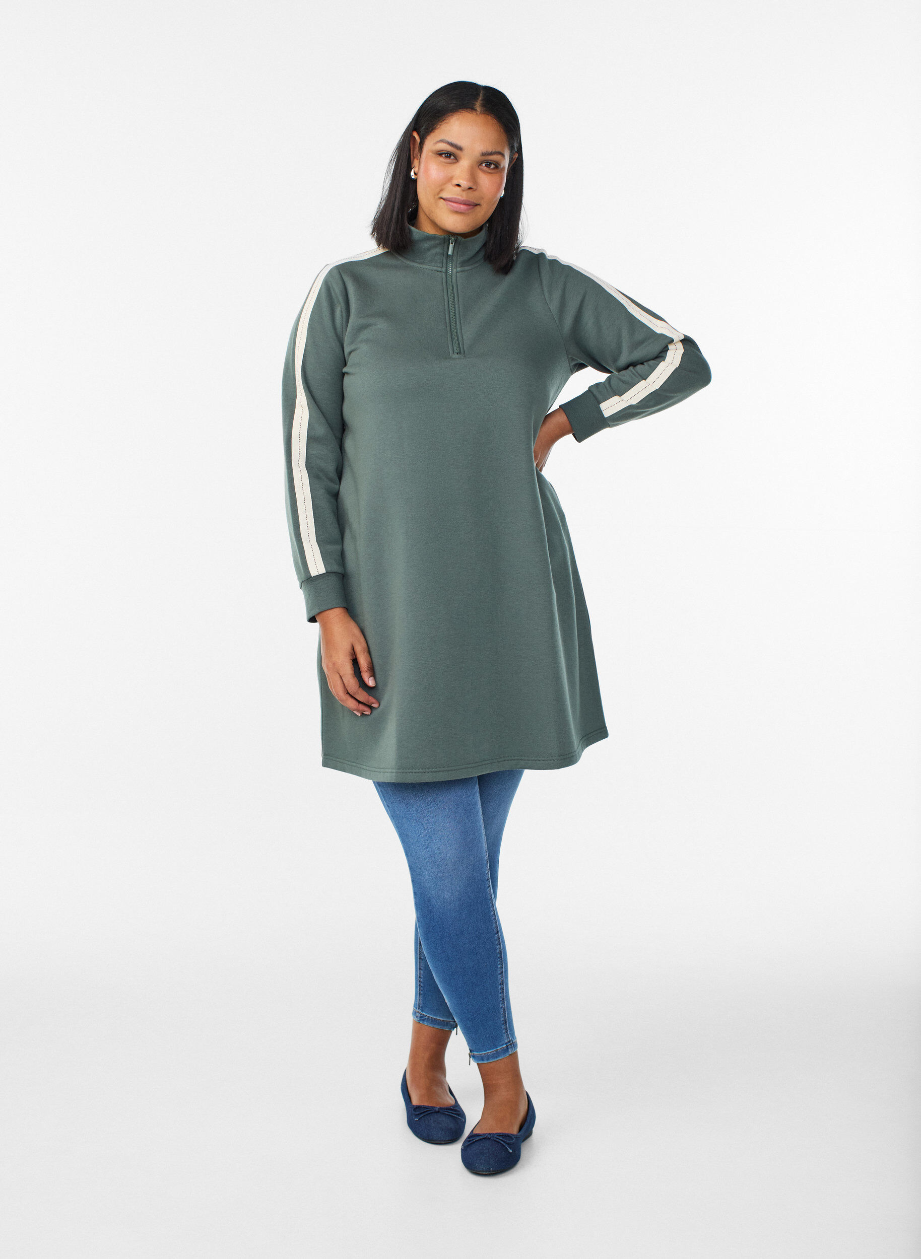 Zizzi Kurzes Sweatshirtkleid mit hohem Kragen, Gr&uuml;n, Model image number 1