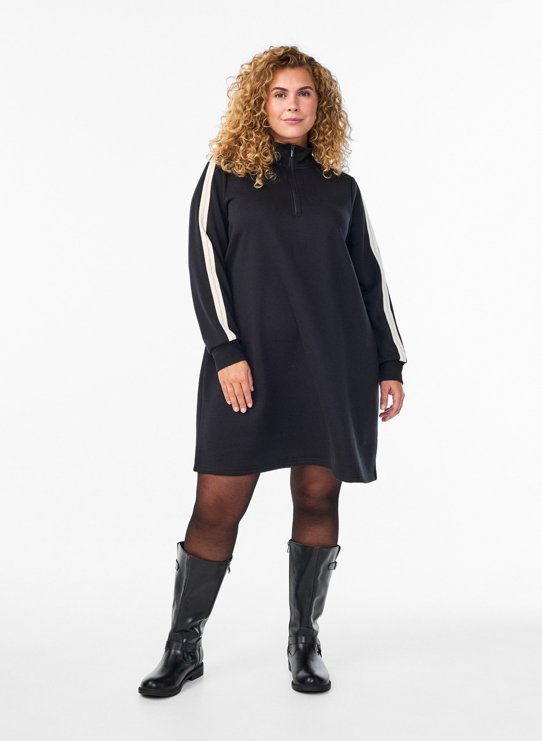 Zizzi Kurzes Sweatshirtkleid mit hohem Kragen, Schwarz, Model image number 1