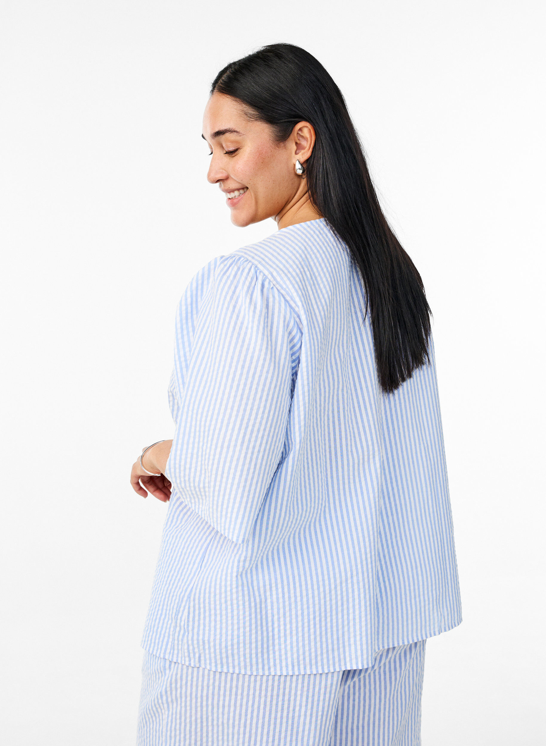Zizzi FLASH - Gestreifte Bluse mit Schleifen, Blau, Model image number 1