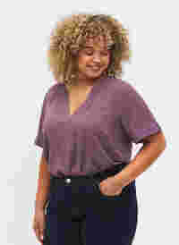 Kurzärmelige Bluse mit V-Ausschnitt, Vintage Violet, Model