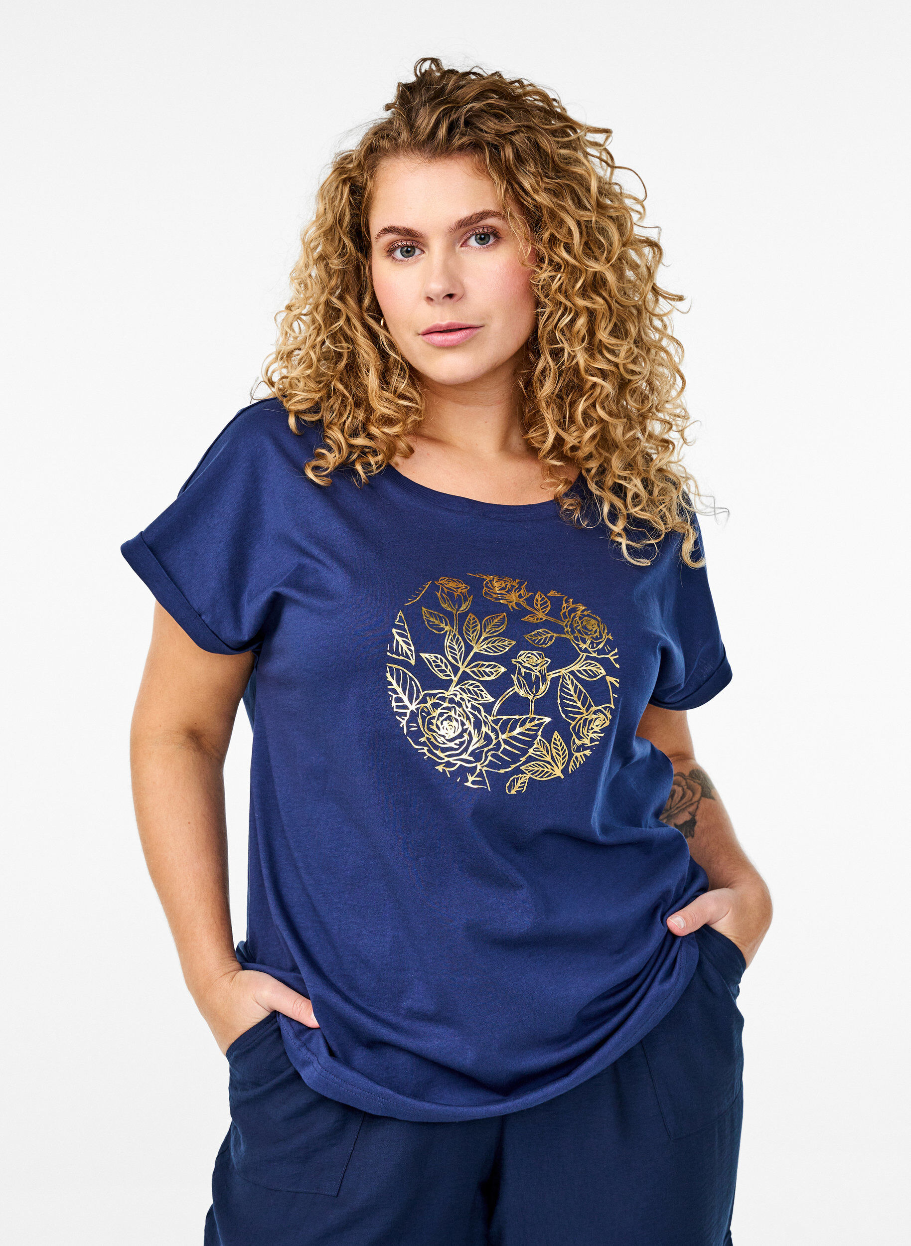 Zizzi T-Shirt mit goldfarbenem Blumendruck, Naval A. Gold Rose, Model image number 0
