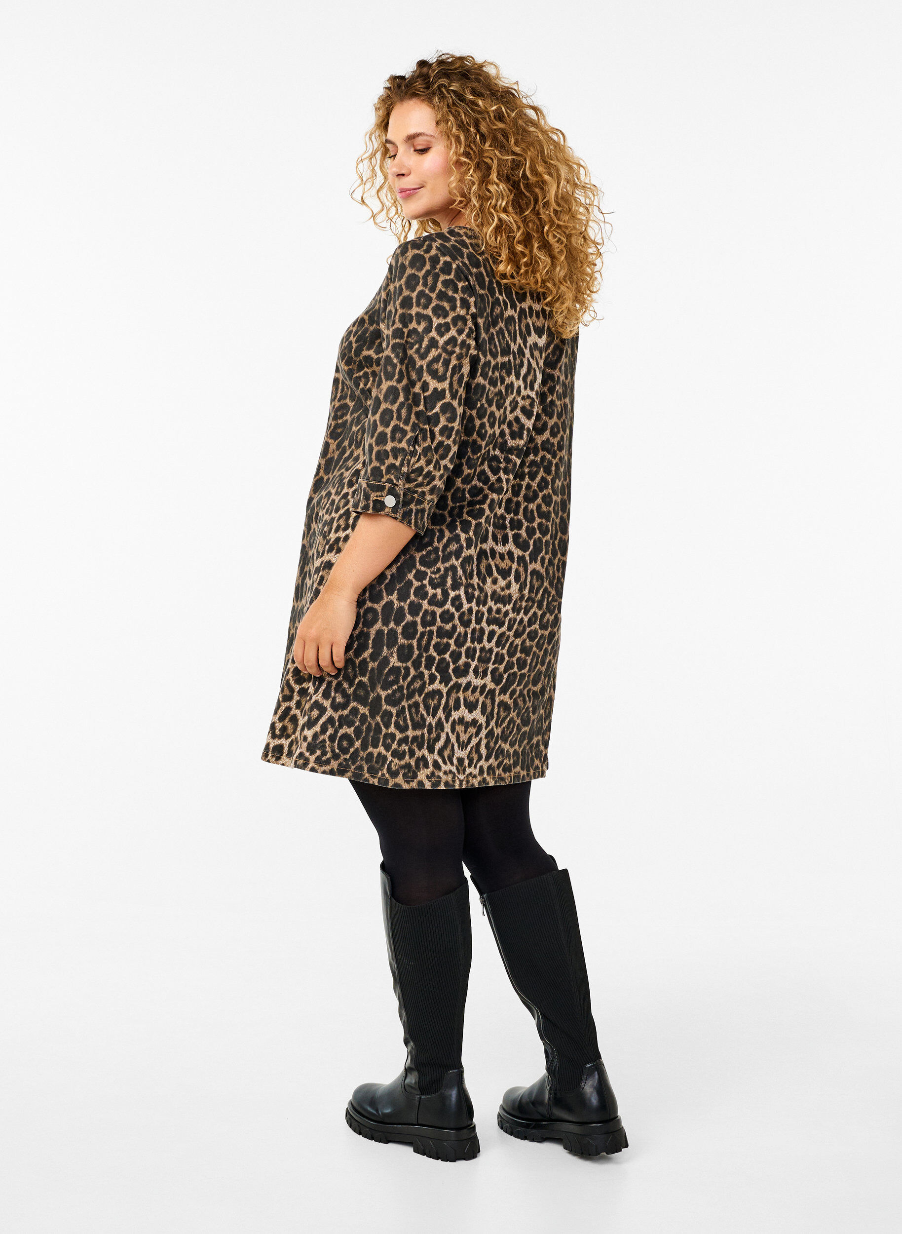 Zizzi Jeanskleid mit Leoparden-Print, Braun, Model image number 2