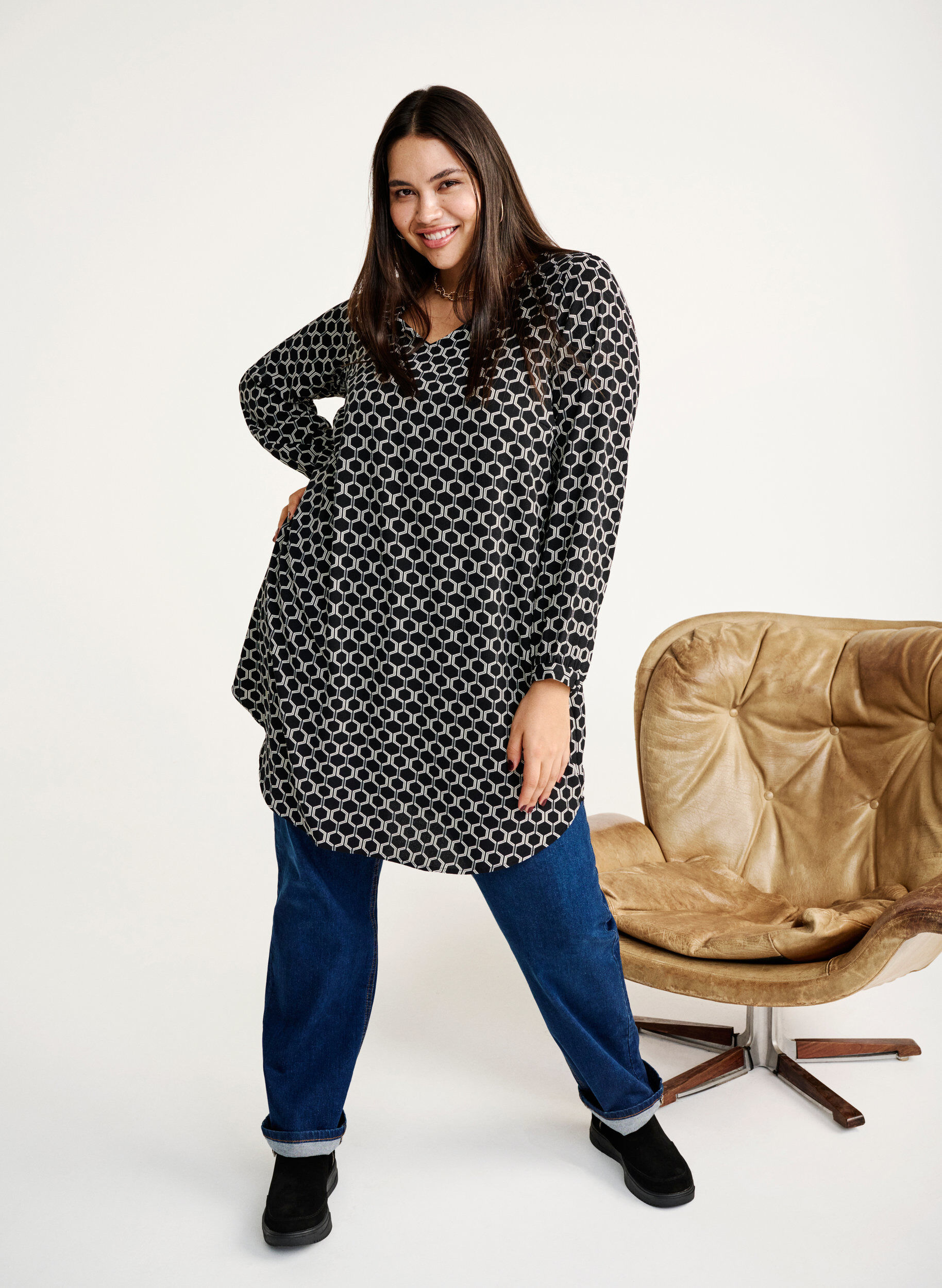 Zizzi Kleid mit V-Ausschnitt und Aufdruck, Black Graphic AOP, Image image number 0