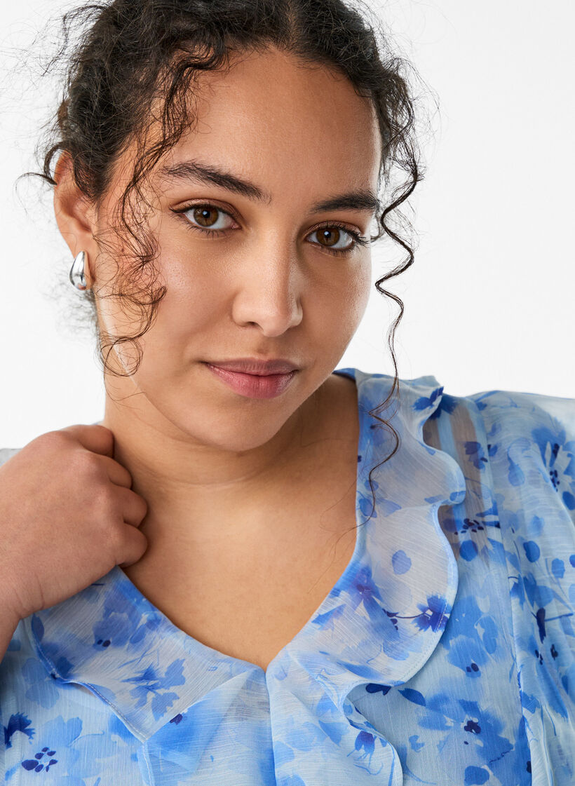 Gebl&uuml;mtes Kleid aus Chiffon mit R&uuml;schen und langen &Auml;rmeln, Blau, Model image number 2