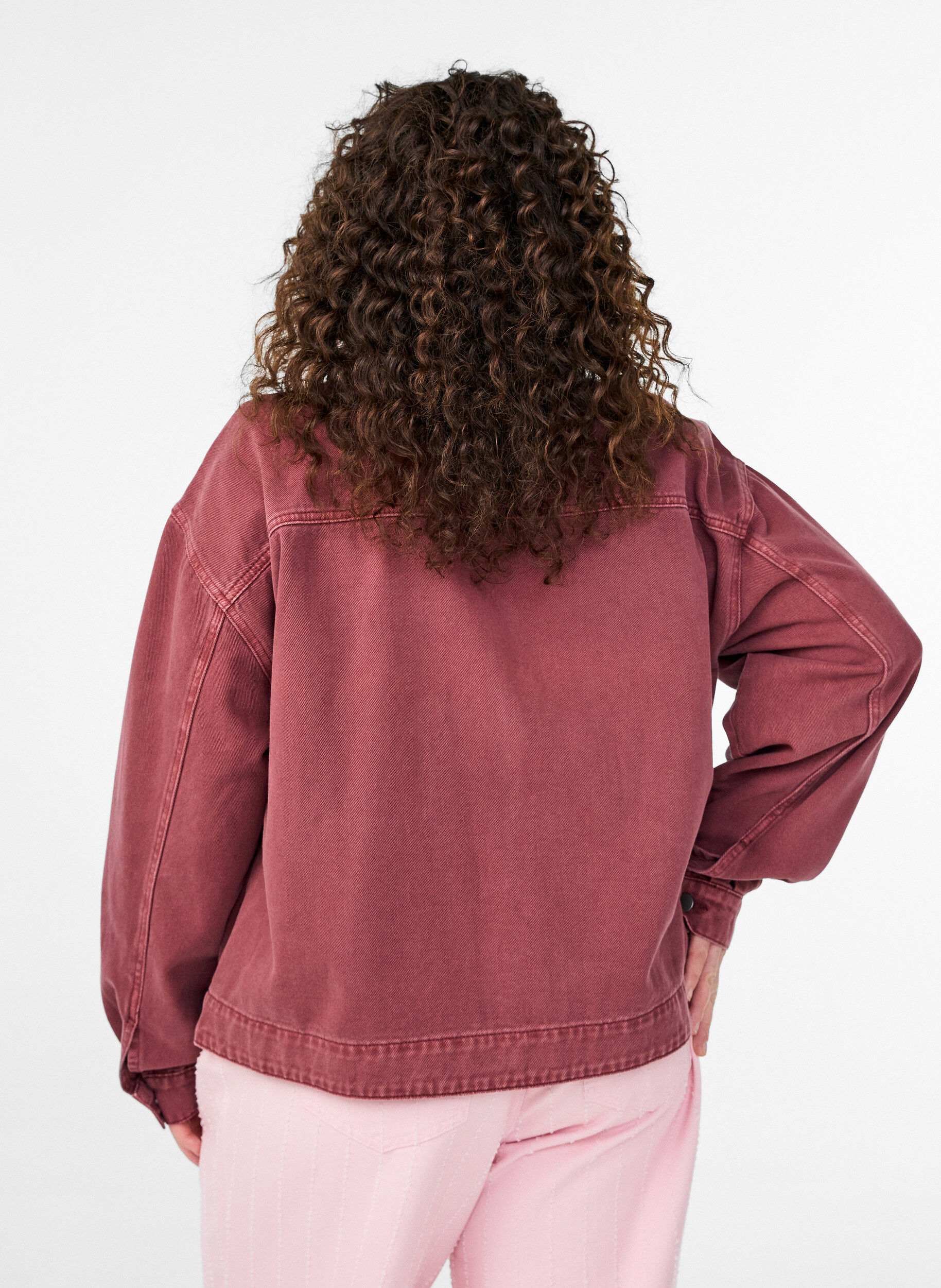 Zizzi Farbige Denimjacke mit Rei&szlig;verschluss, Rot, Model image number 2