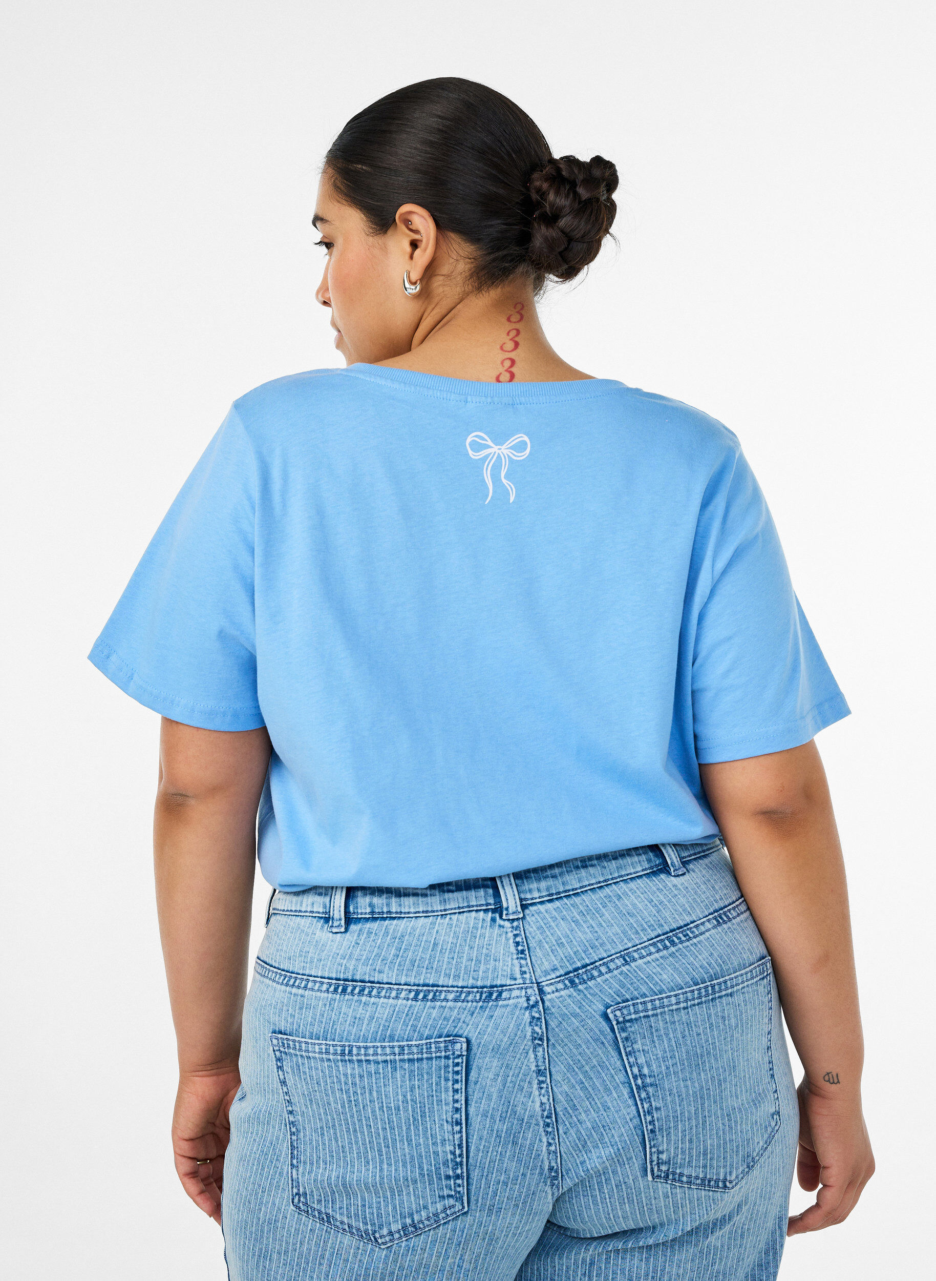 ZizziT-Shirt aus Baumwolle mit V-Ausschnitt und Frontprint, Blau, Model image number 2