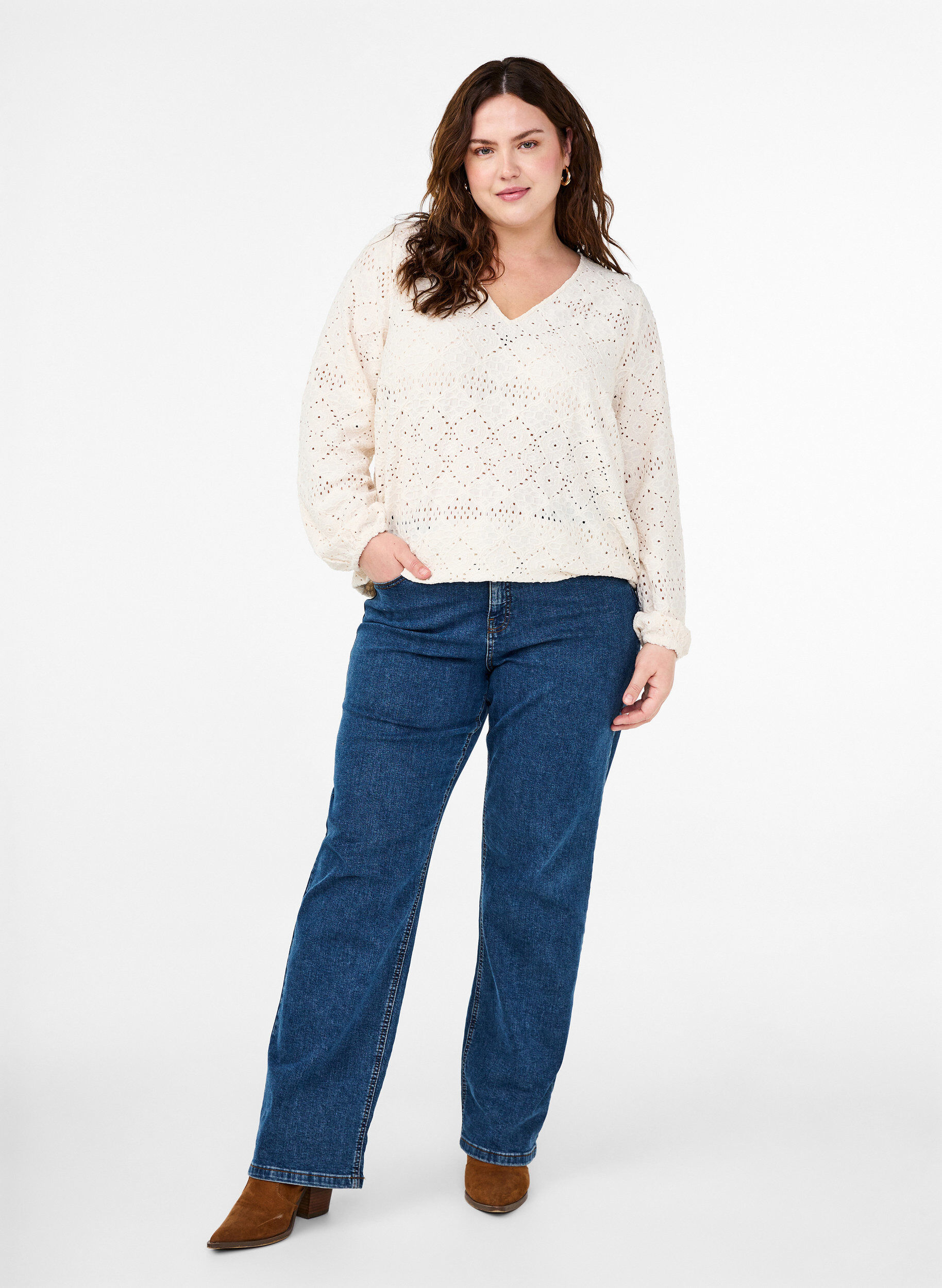 Zizzi  Lang&auml;rmelige Bluse mit V-Ausschnitt und Lochmuster, Antique White, Model image number 2