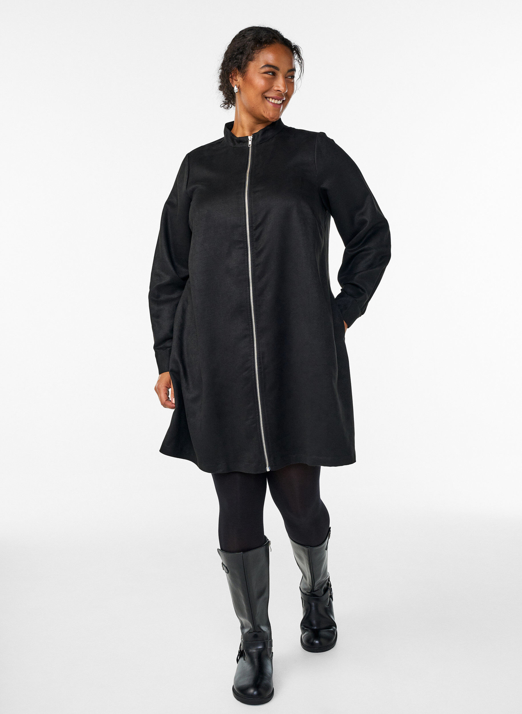 Zizzi Langes Hemd aus Wildlederimitat mit Rei&szlig;verschluss, Schwarz, Model image number 1