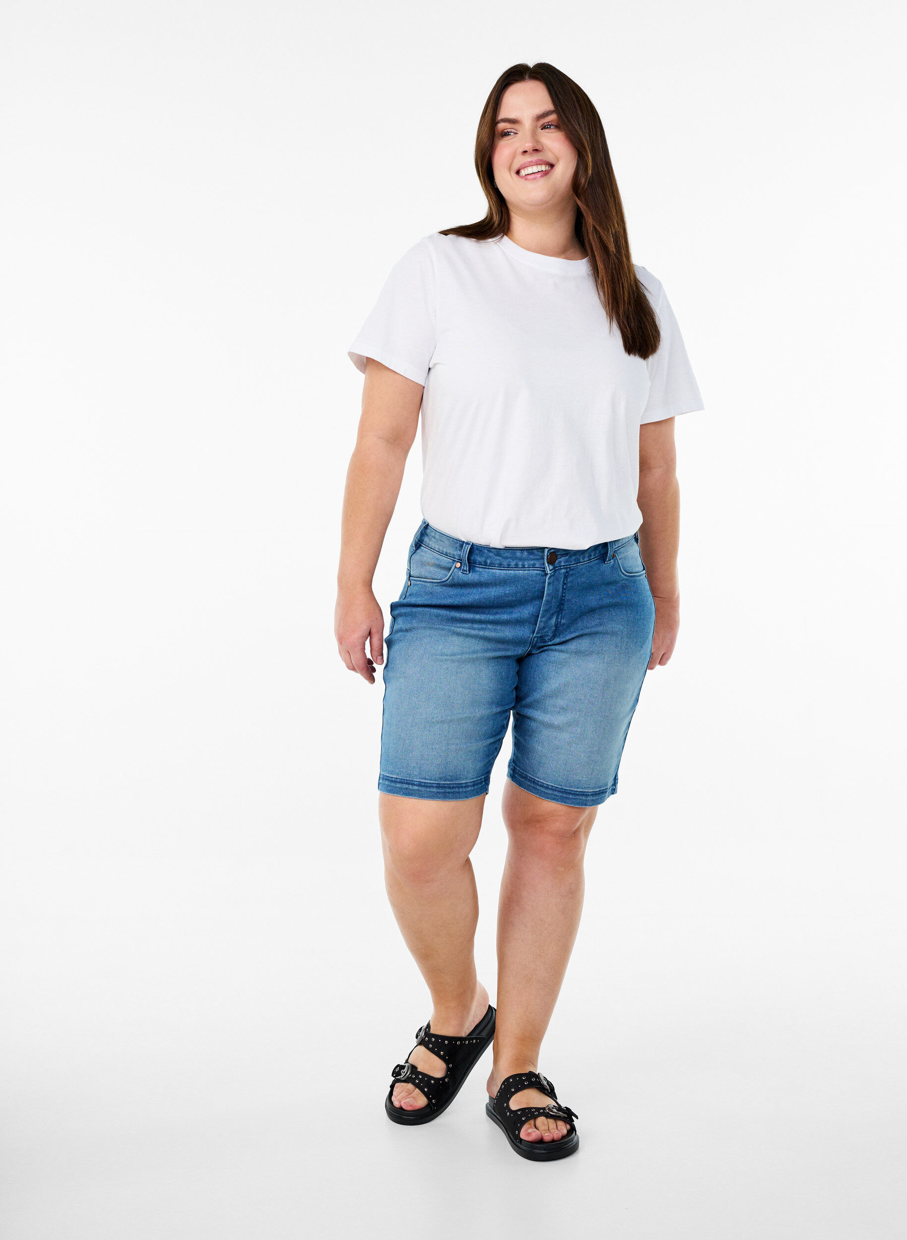 Zizzi Slim Fit Emily Shorts mit normaler Taille, Blau, Model image number 1