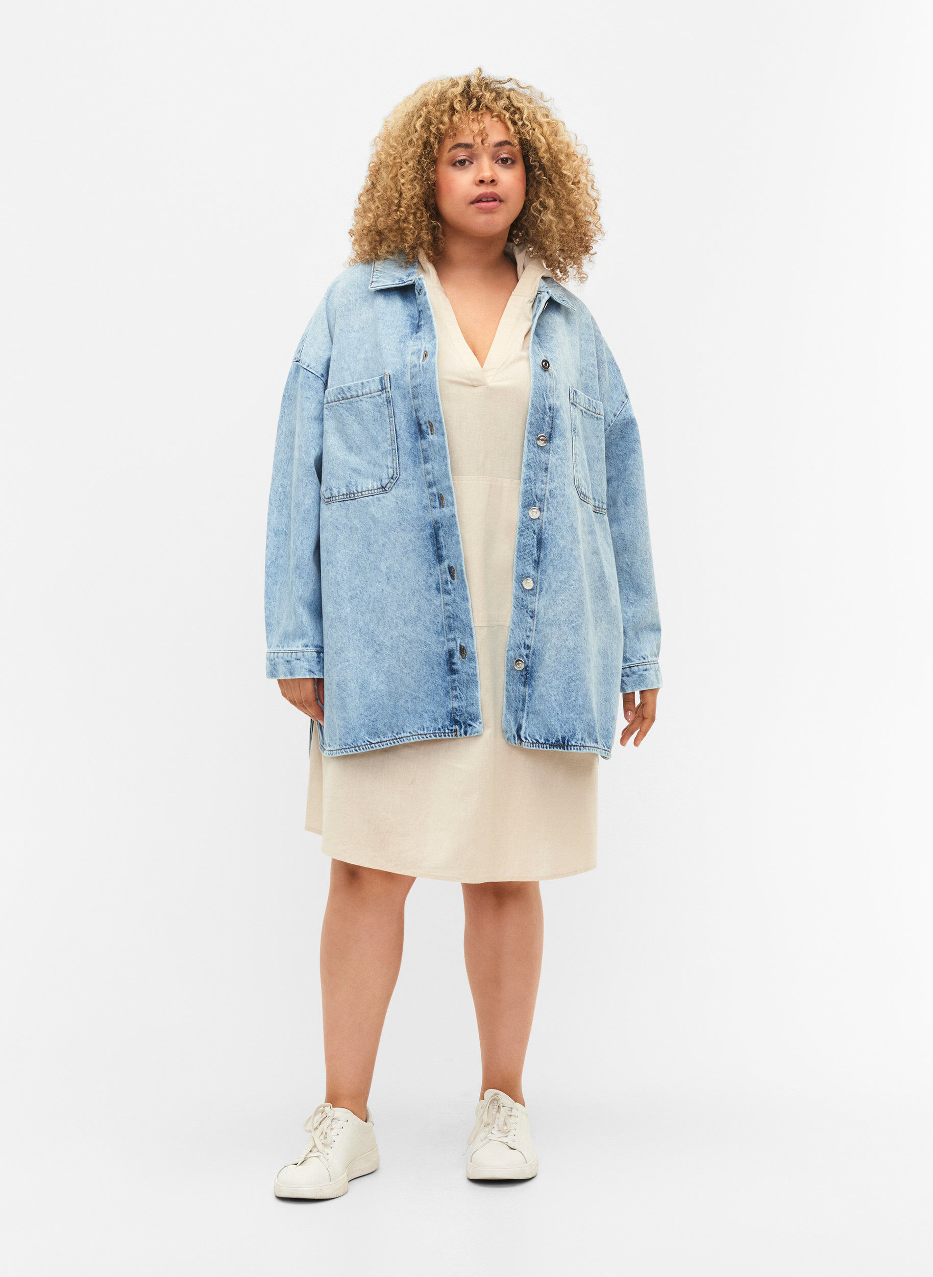 Zizzi Locker sitzende Jeansjacke mit Kn&ouml;pfen, Light blue denim, Model image number 2