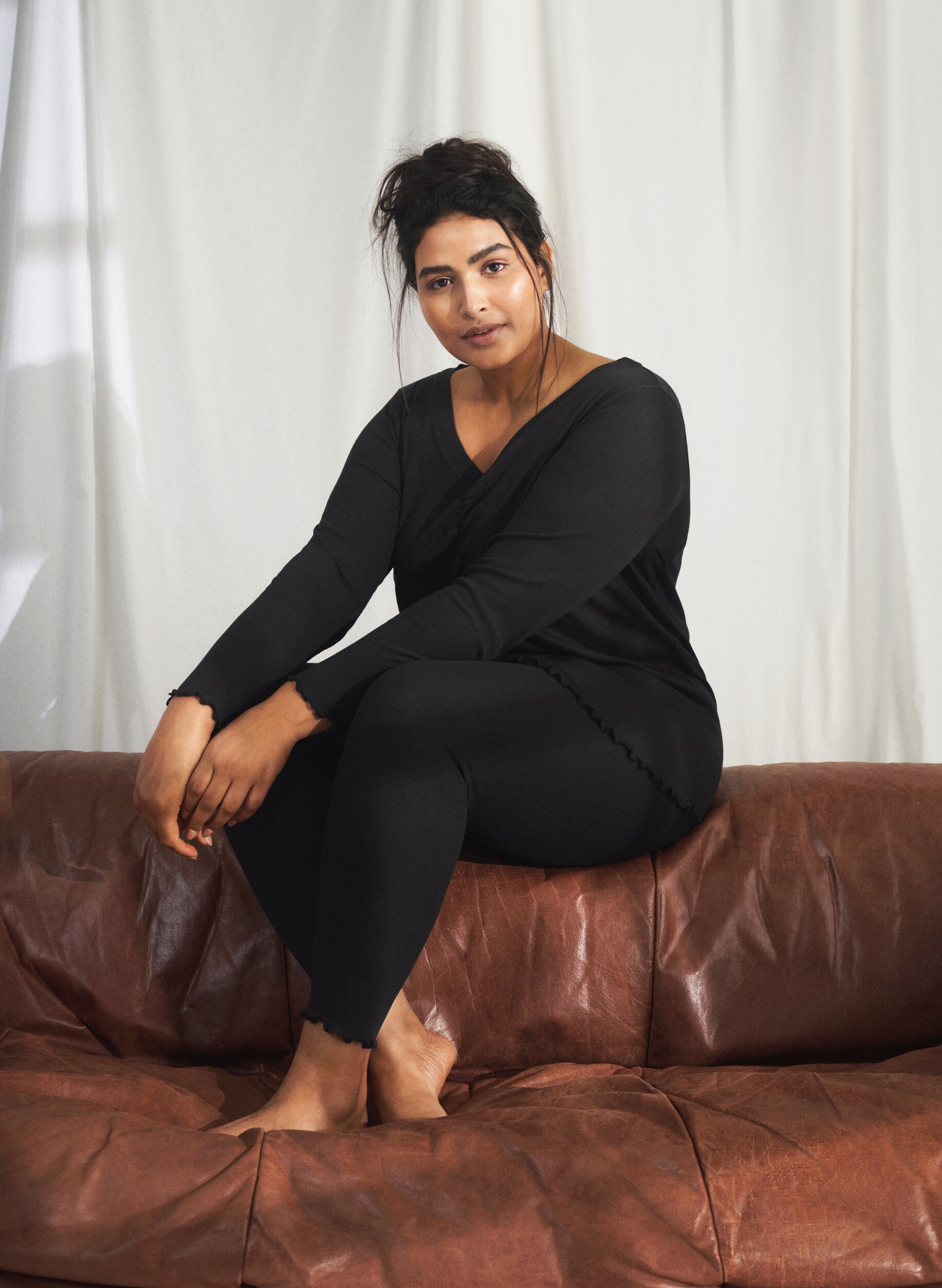 Zizzi Gerippte Bluse mit langen &Auml;rmeln und V-Ausschnitt, Black, Image image number 0