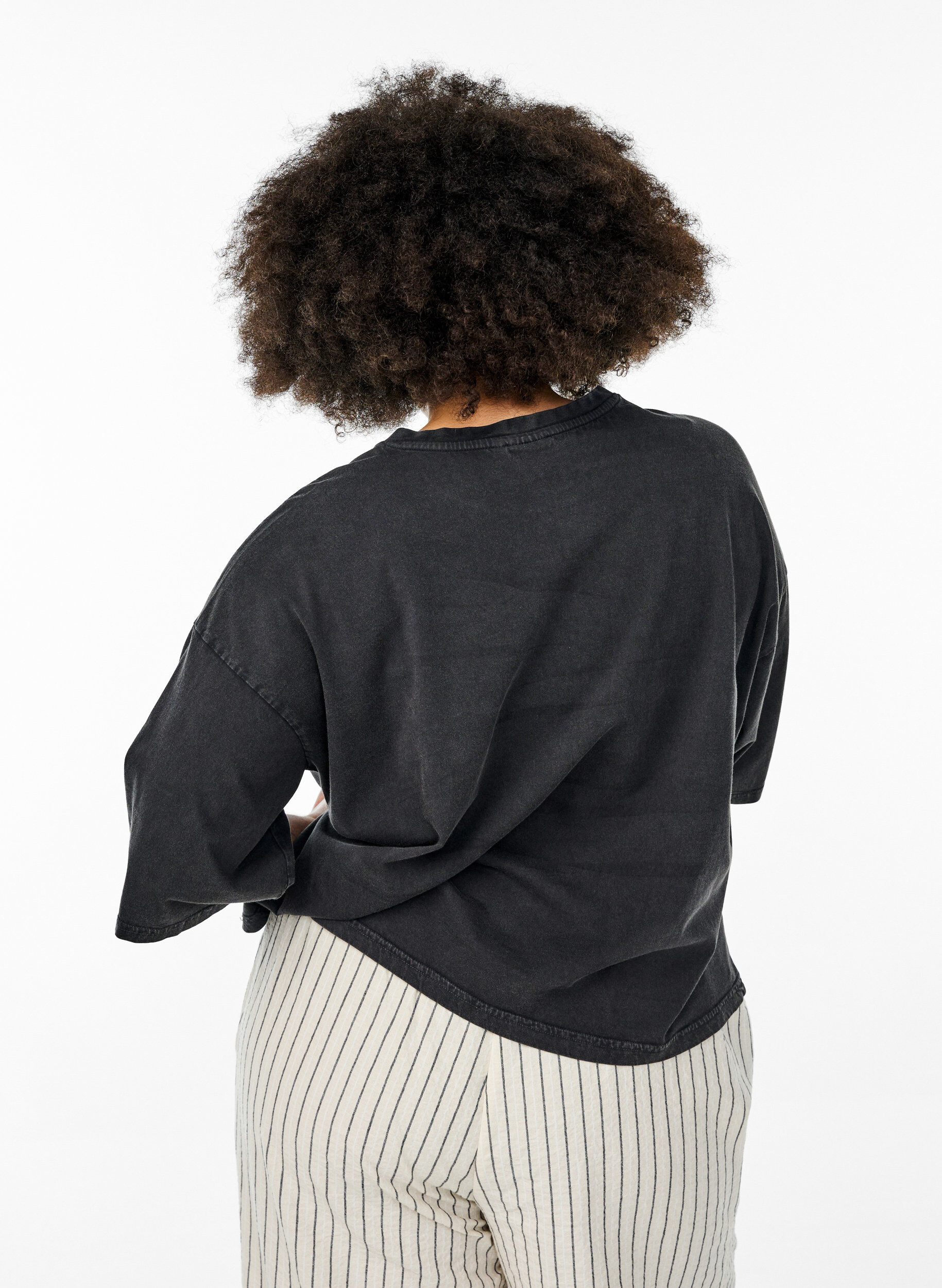 Zizzi Kurzes T-Shirt mit Lockere Passform, Grau, Model image number 2