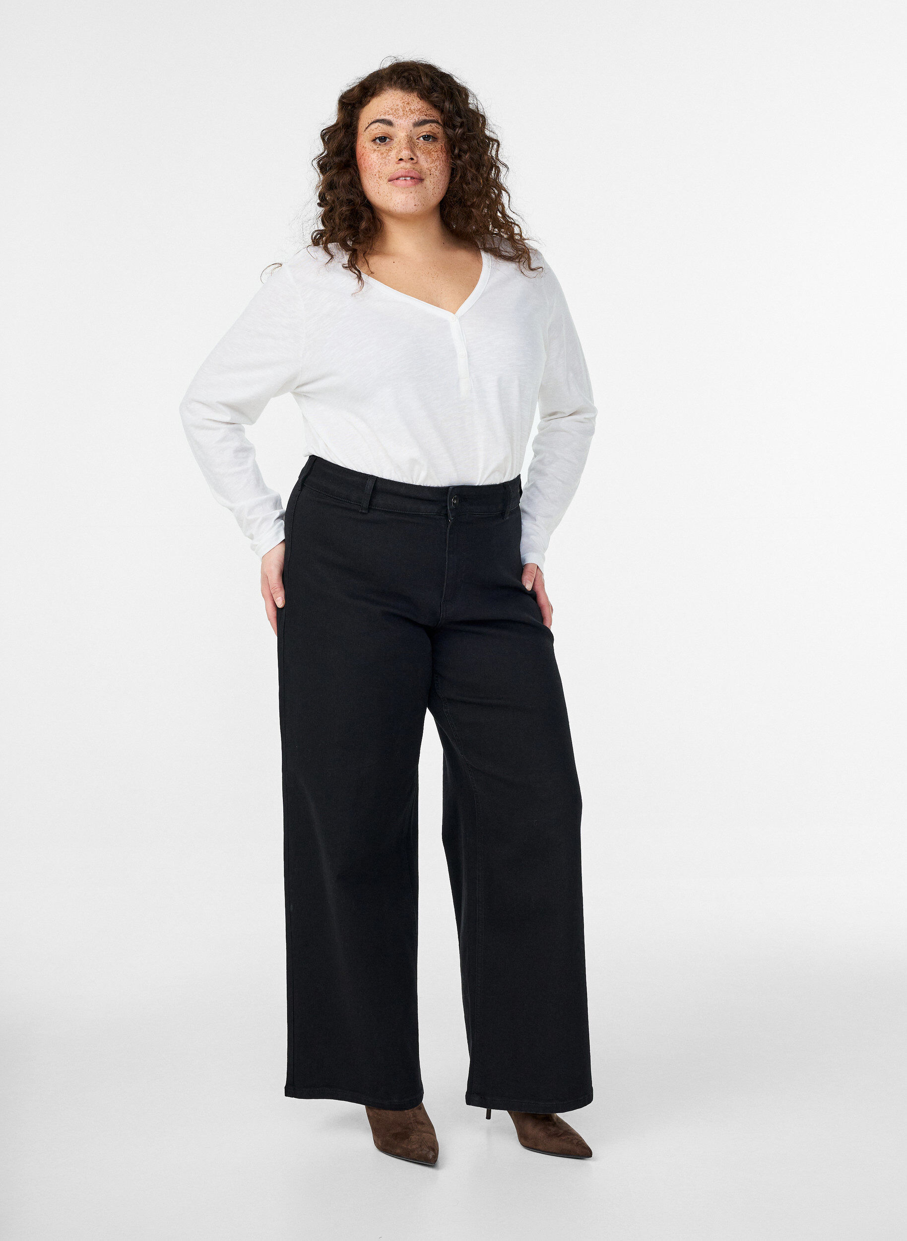 Zizzi FLASH - Langarmshirt mit V-Ausschnitt und Kn&ouml;pfen, Wei&szlig;, Model image number 1