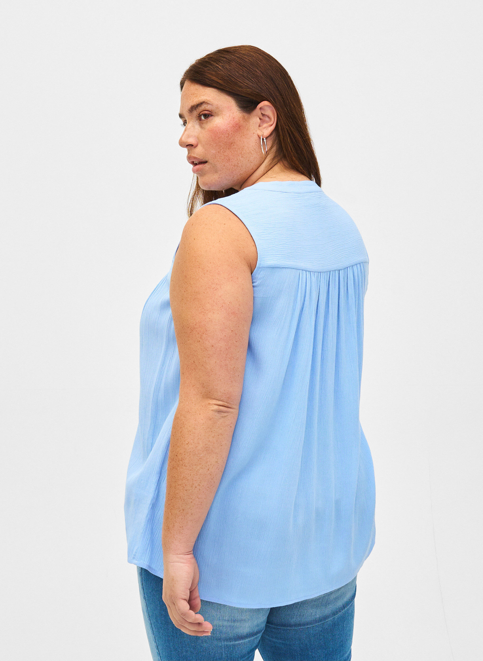 Zizzi &Auml;rmellose Bluse aus Viskose mit H&auml;keldetail, Serenity, Model image number 1
