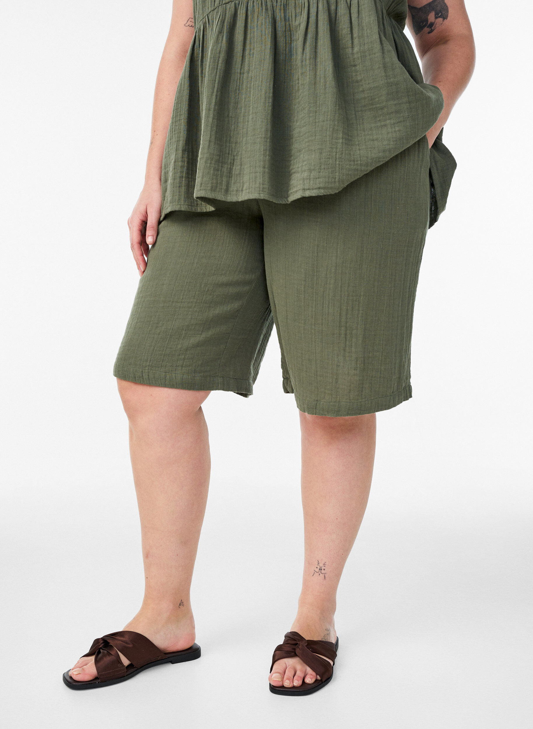 Zizzi Lockere Shorts aus Baumwollmusselin mit hoher Taille, Gr&uuml;n, Model image number 3