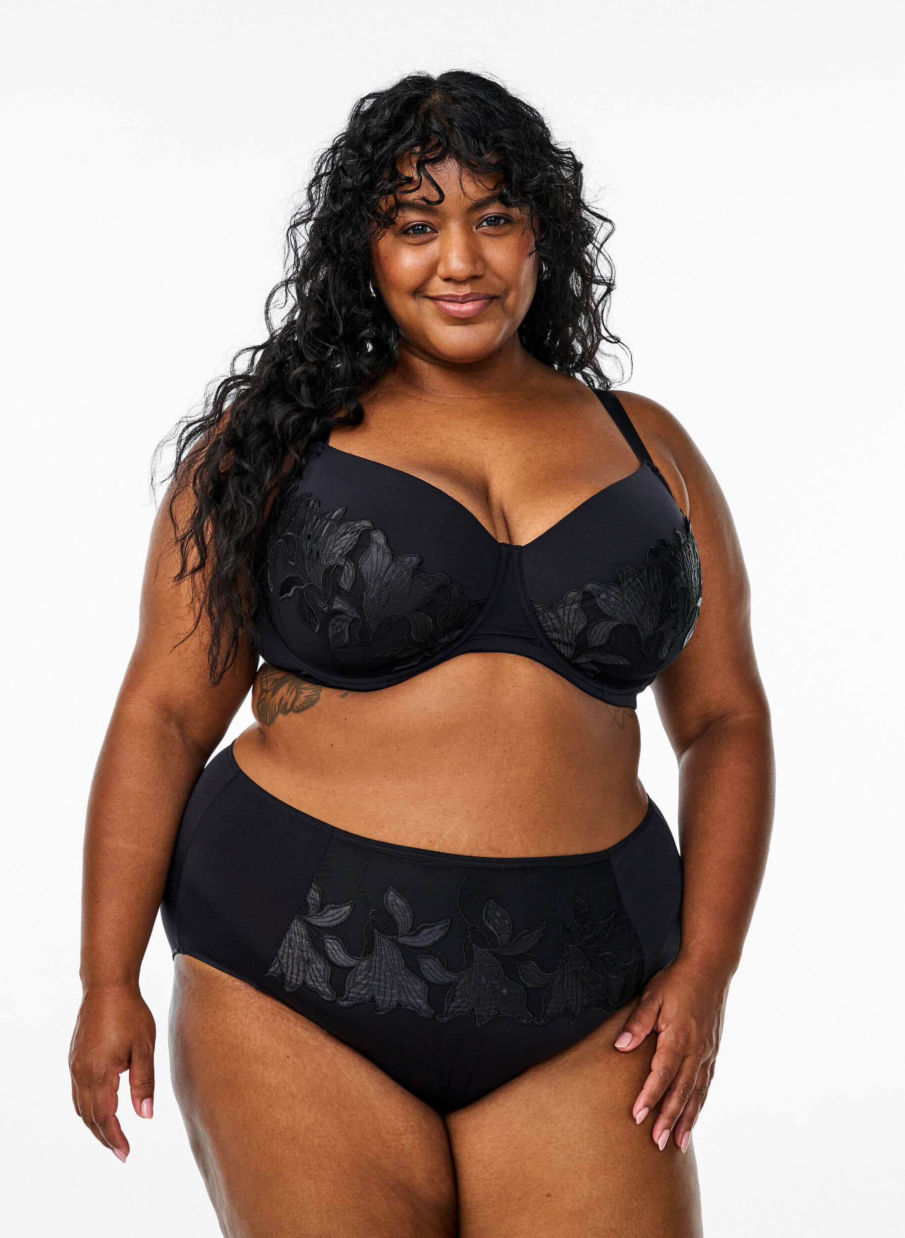 Slip aus Mikrofaser mit gebl&uuml;mter Stickerei, Schwarz, Model