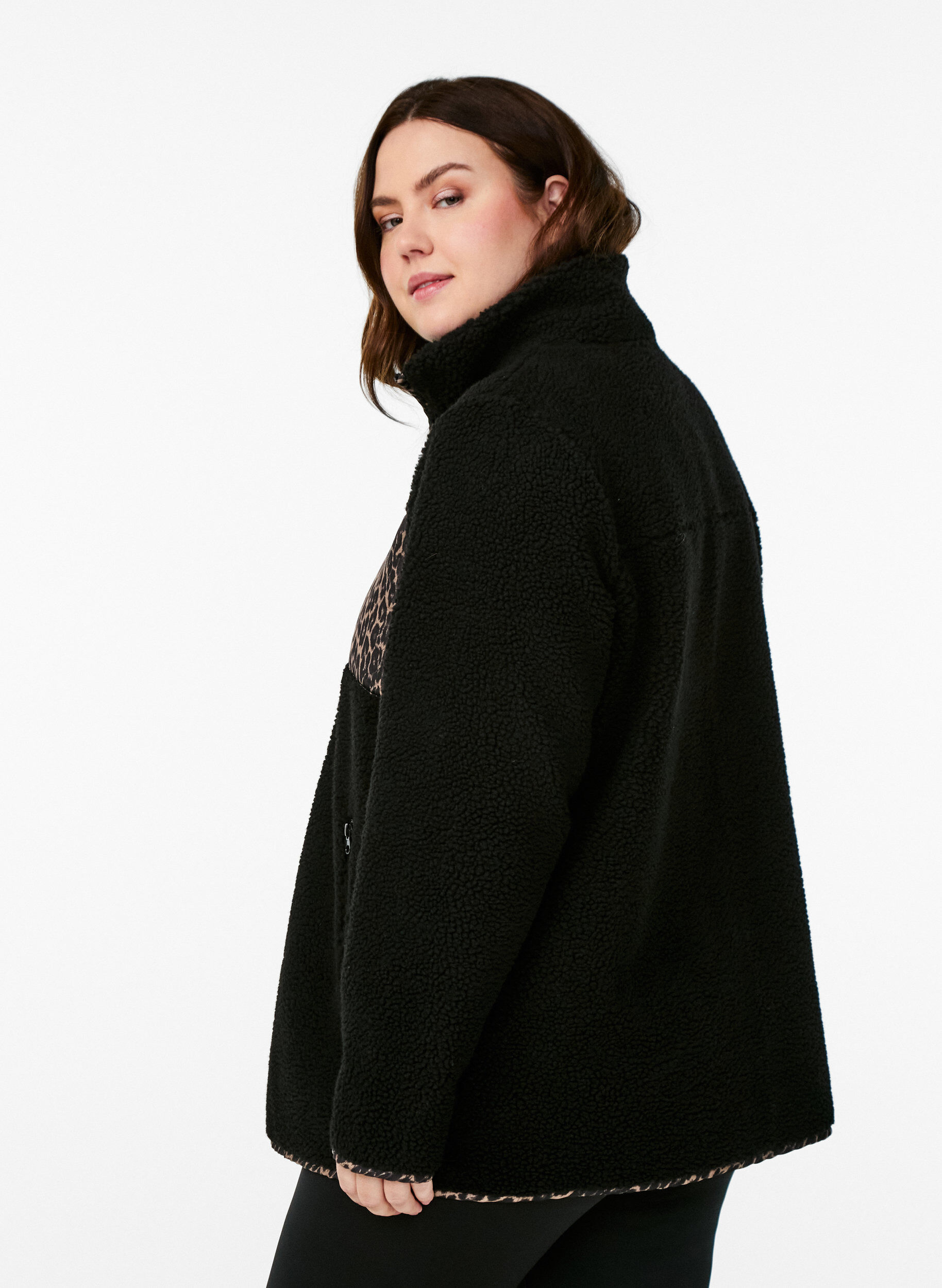 Zizzi Jacke aus Teddyfleece mit Kirschdetails, Schwarz, Model image number 2