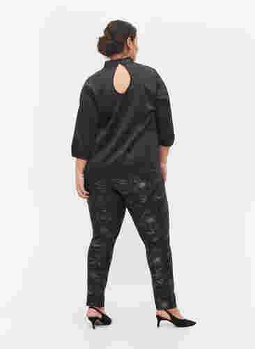 Emily-Jeans mit Muster und Nieten, Black AOP, Model image number 1