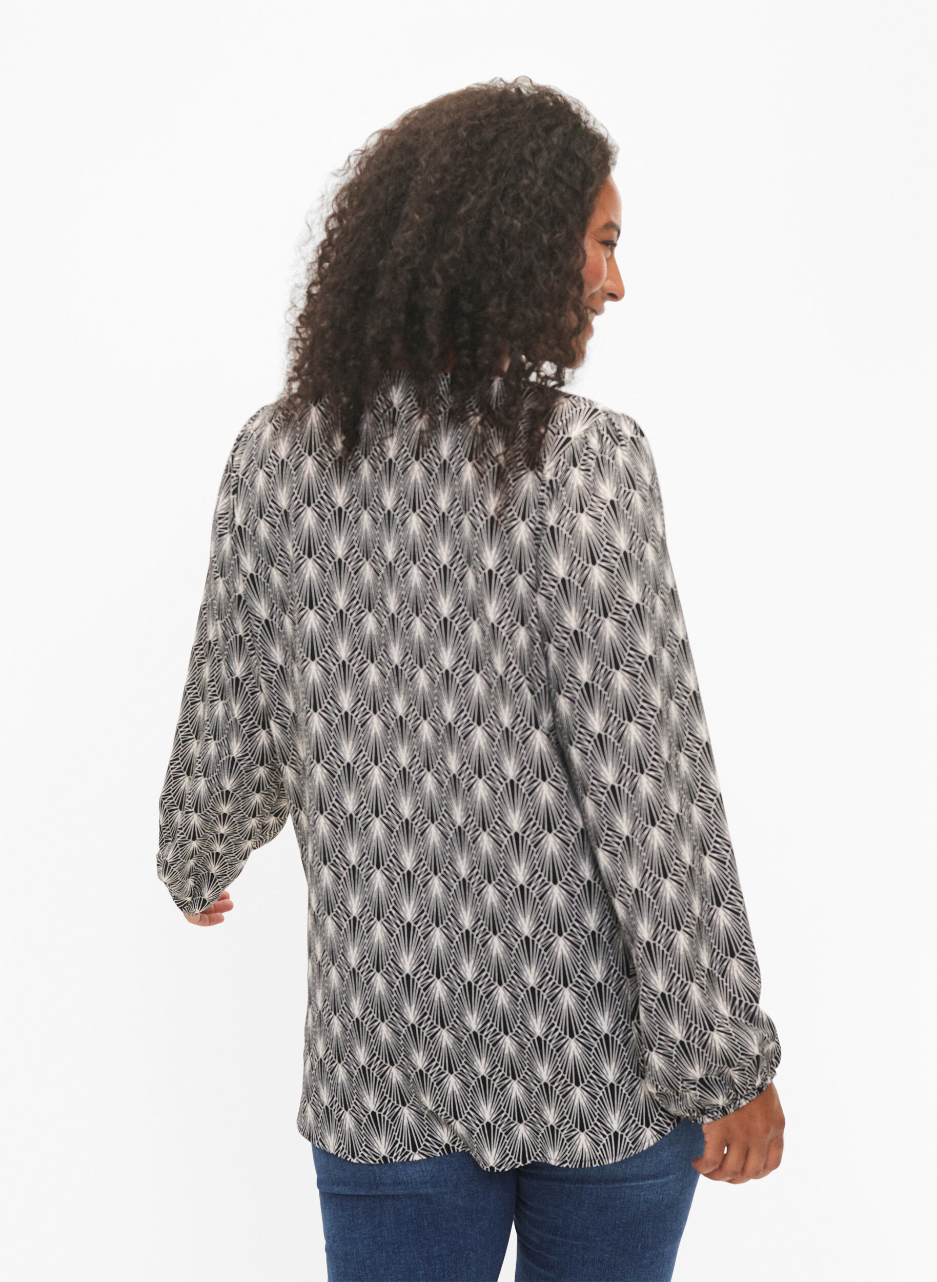 Zizzi  Hemdbluse mit V-Ausschnitt und Aufdruck, Birch Graphic AOP, Model image number 1