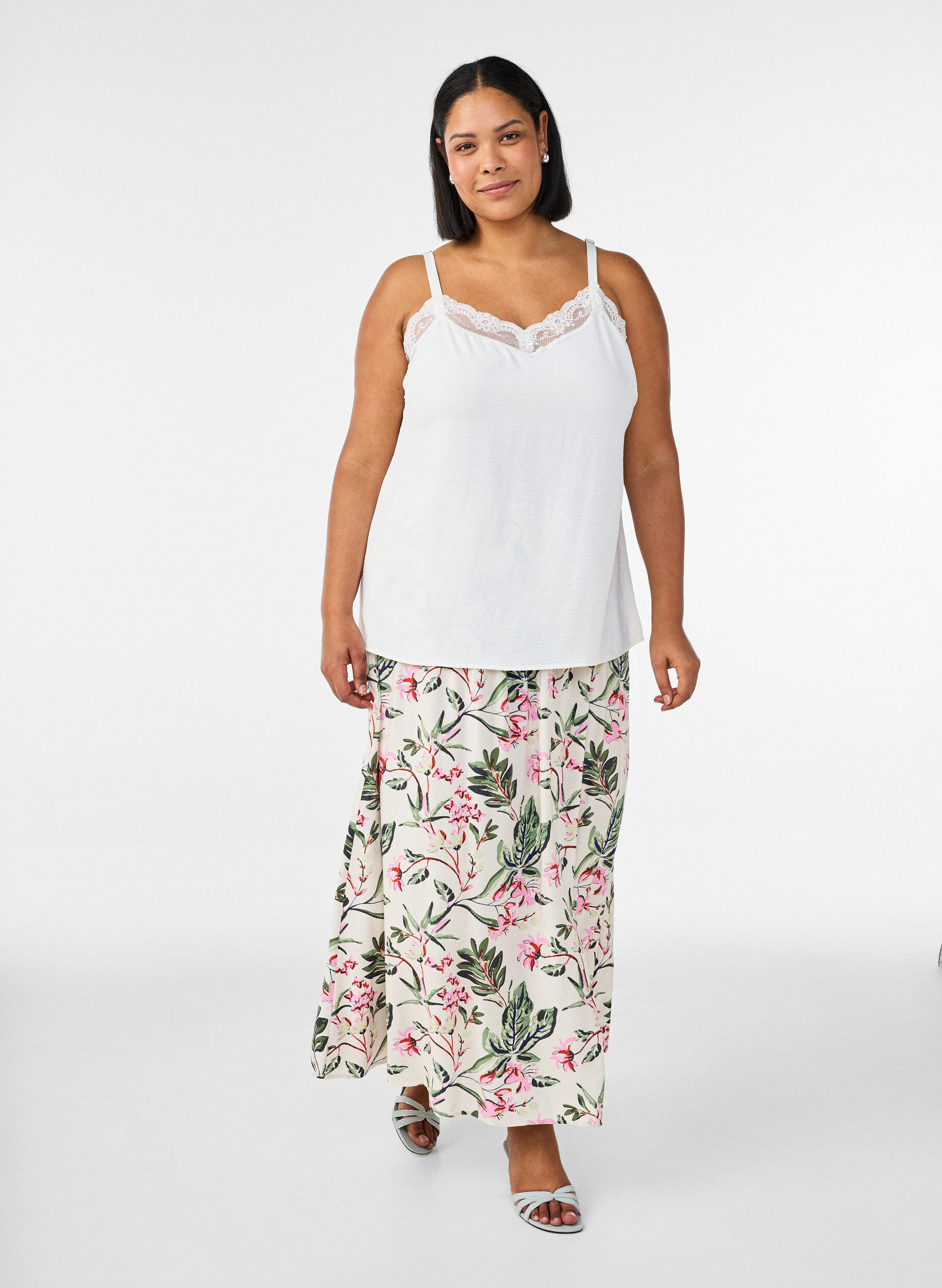 Zizzi Cami-Top mit V-Ausschnitt und Spitzen, Vanille, Model image number 1