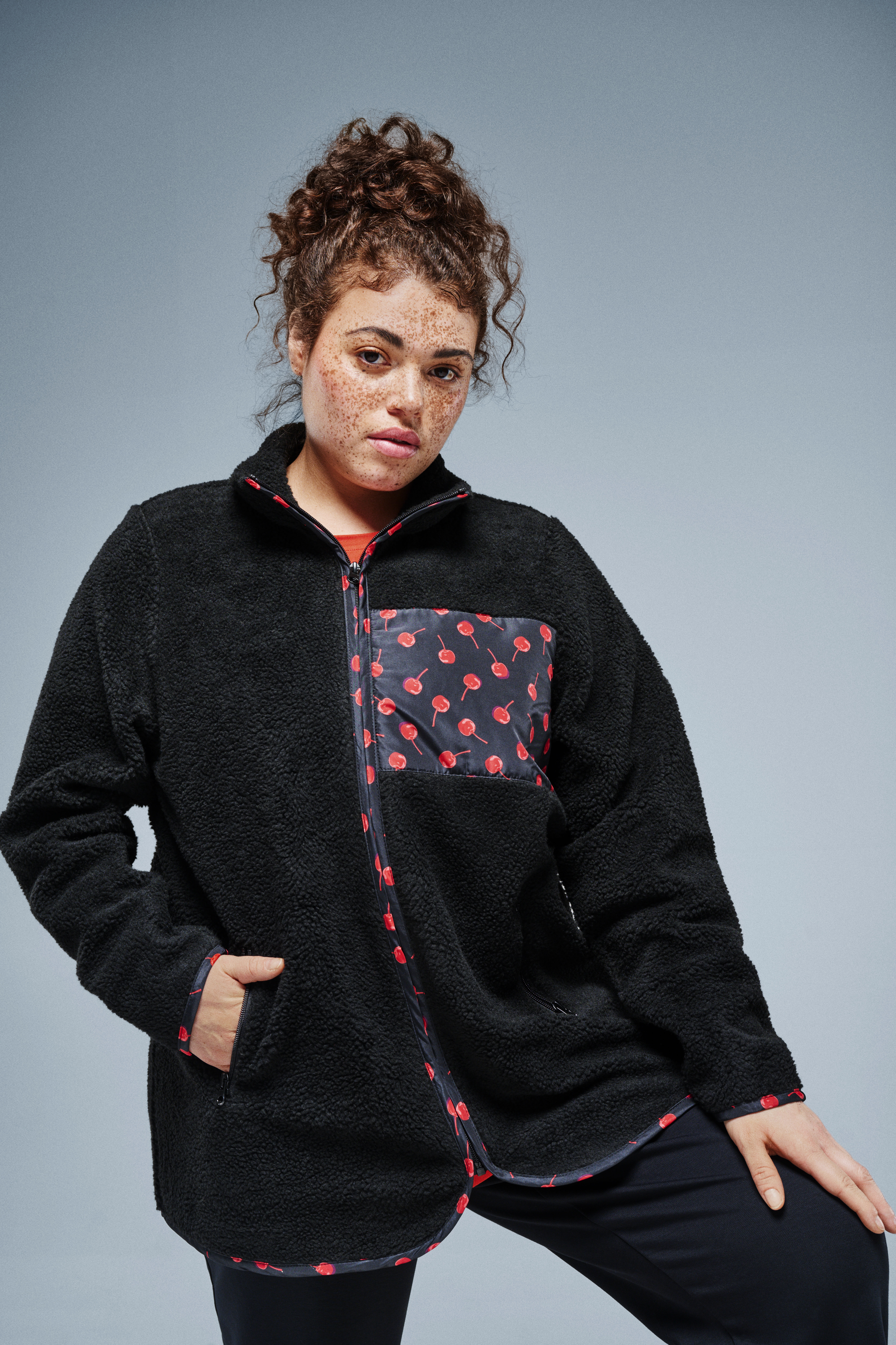 Zizzi Teddy-Fleecejacke mit Kirschdetails, , Model