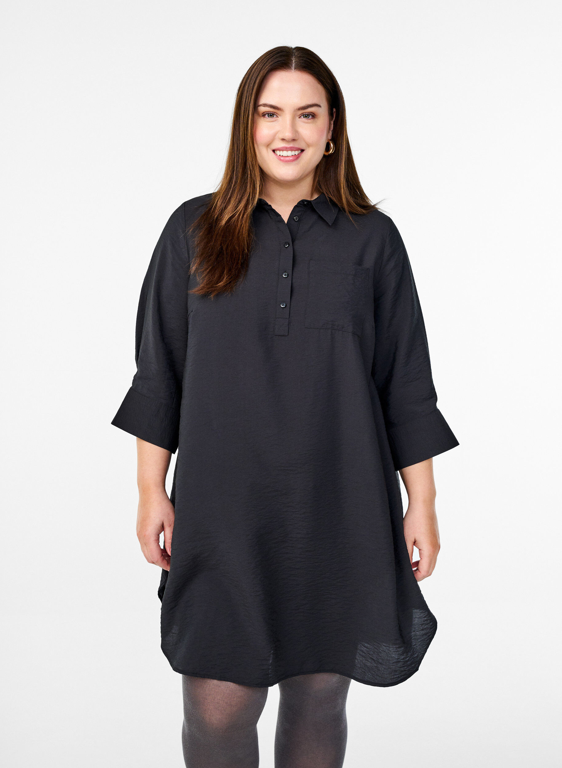 Kleid mit Kragen und Brusttasche, Schwarz, Model