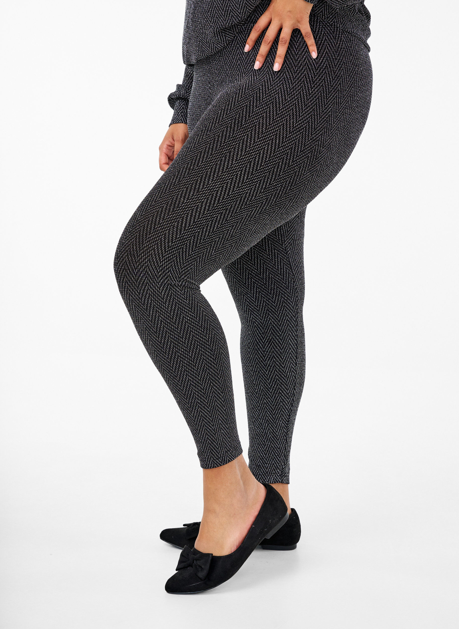 Zizzi Leggings mit Glittermuster, Silver ZigZagShimmer, Model image number 2