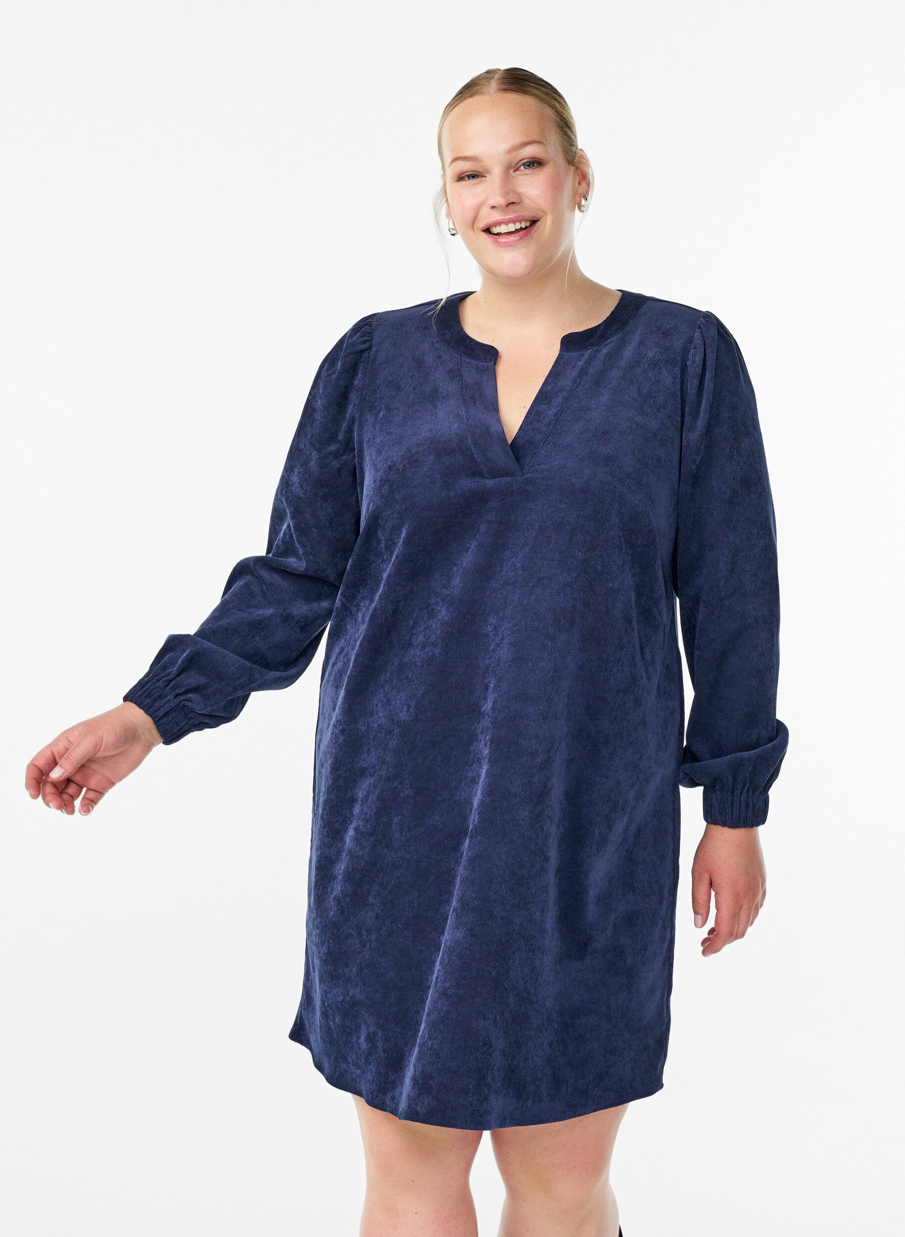 Kurzes Samtkleid mit langen &Auml;rmeln, Blau, Model