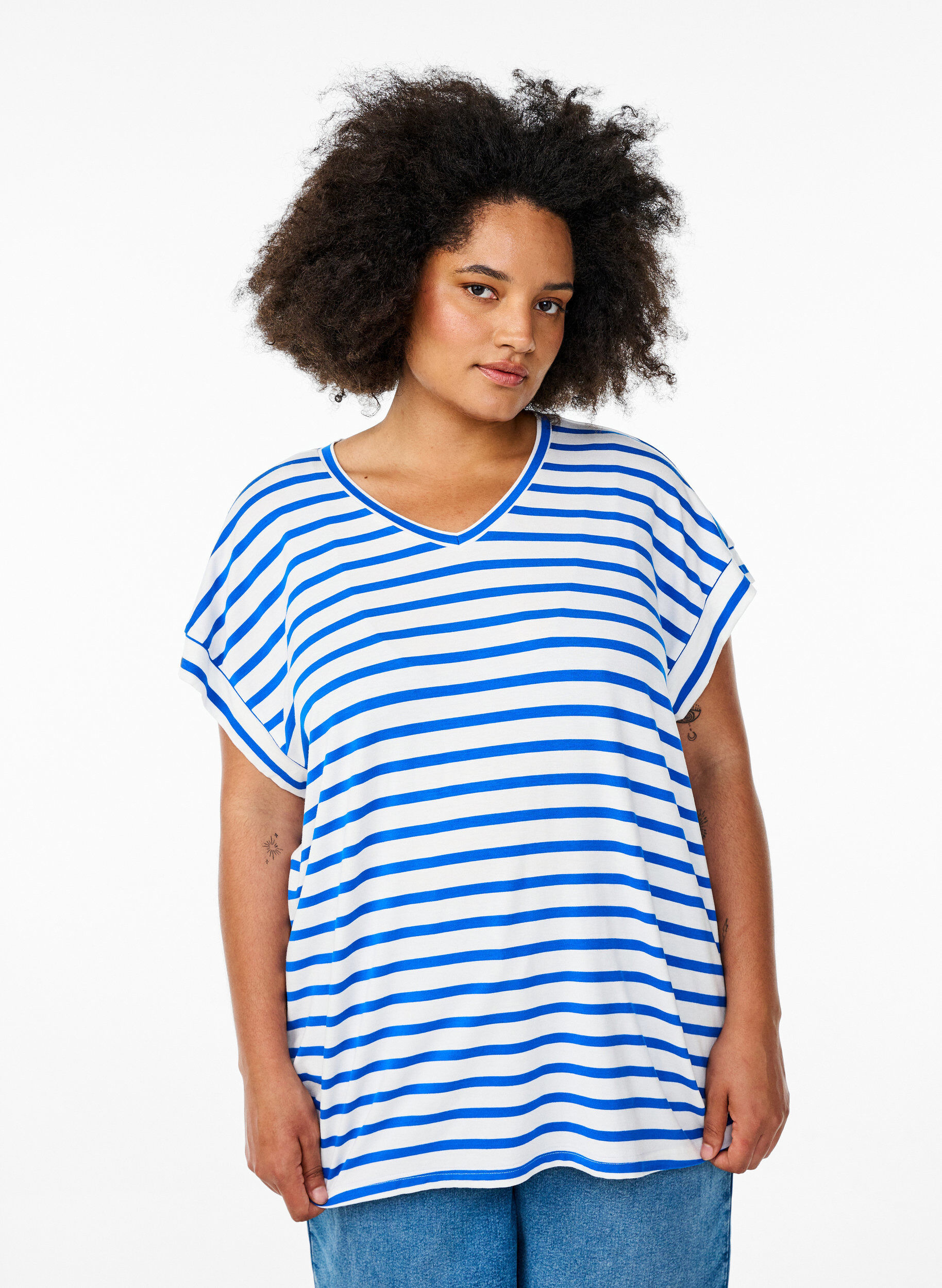 Zizzi Gestreiftes T-Shirt mit V-Ausschnitt, Blau, Model image number 0