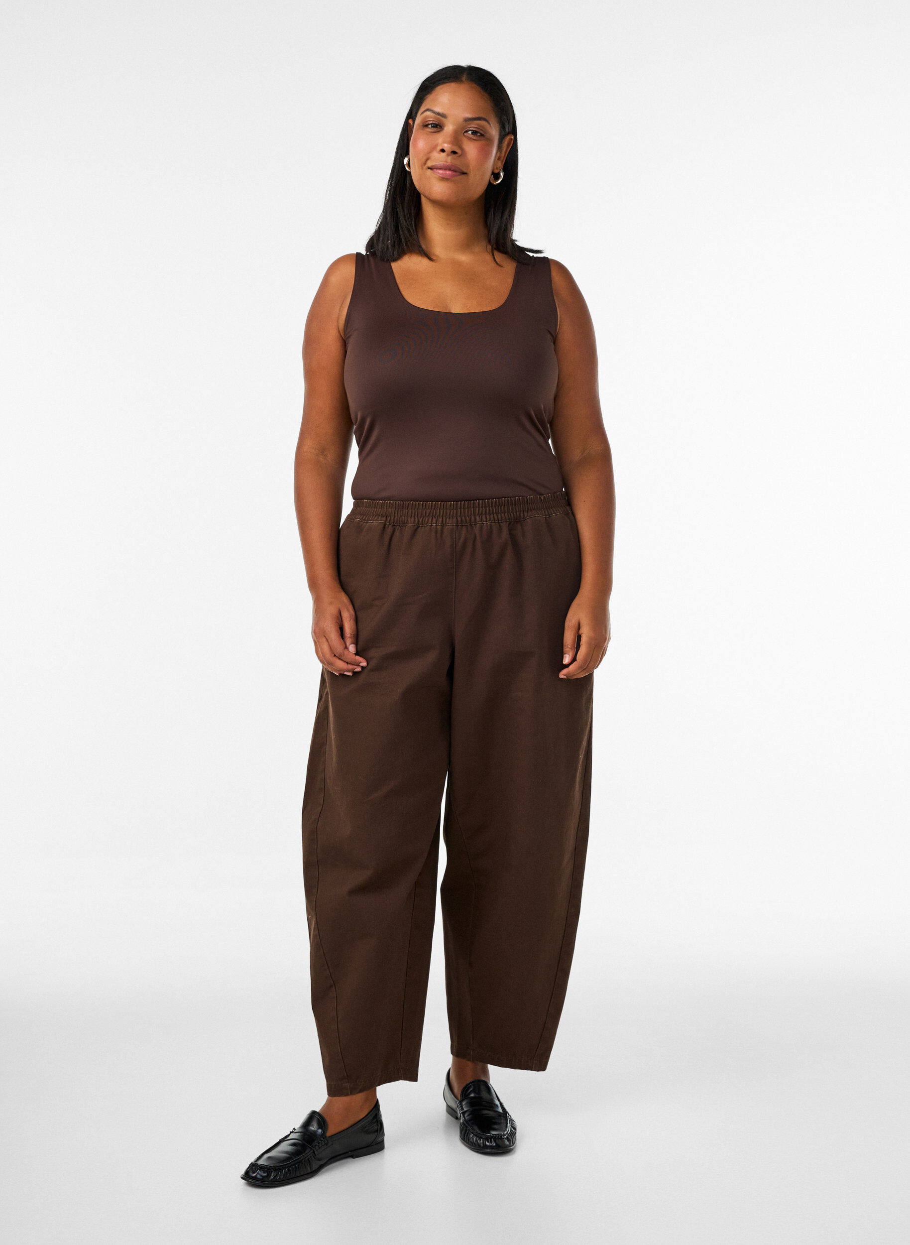 ZizziEng anliegendes Basic-Top mit Wendefunktion, Braun, Model image number 1