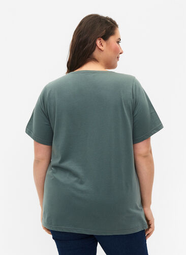 FLASH - T-Shirt mit V-Ausschnitt, Balsam Green, Model image number 1