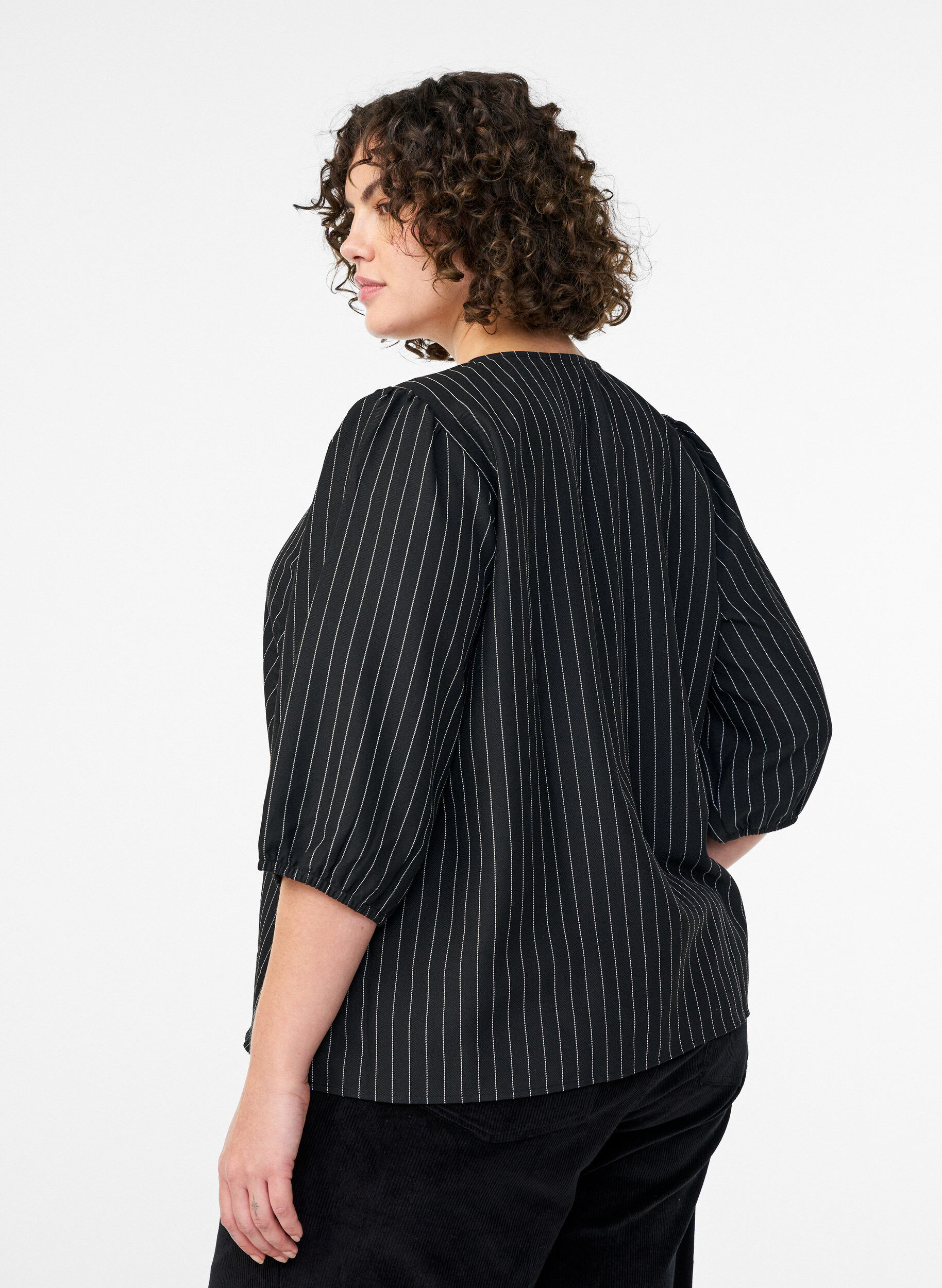 Zizzi Bluse mit Nadelstreifen und Bindeb&auml;ndern, Schwarz, Model image number 2
