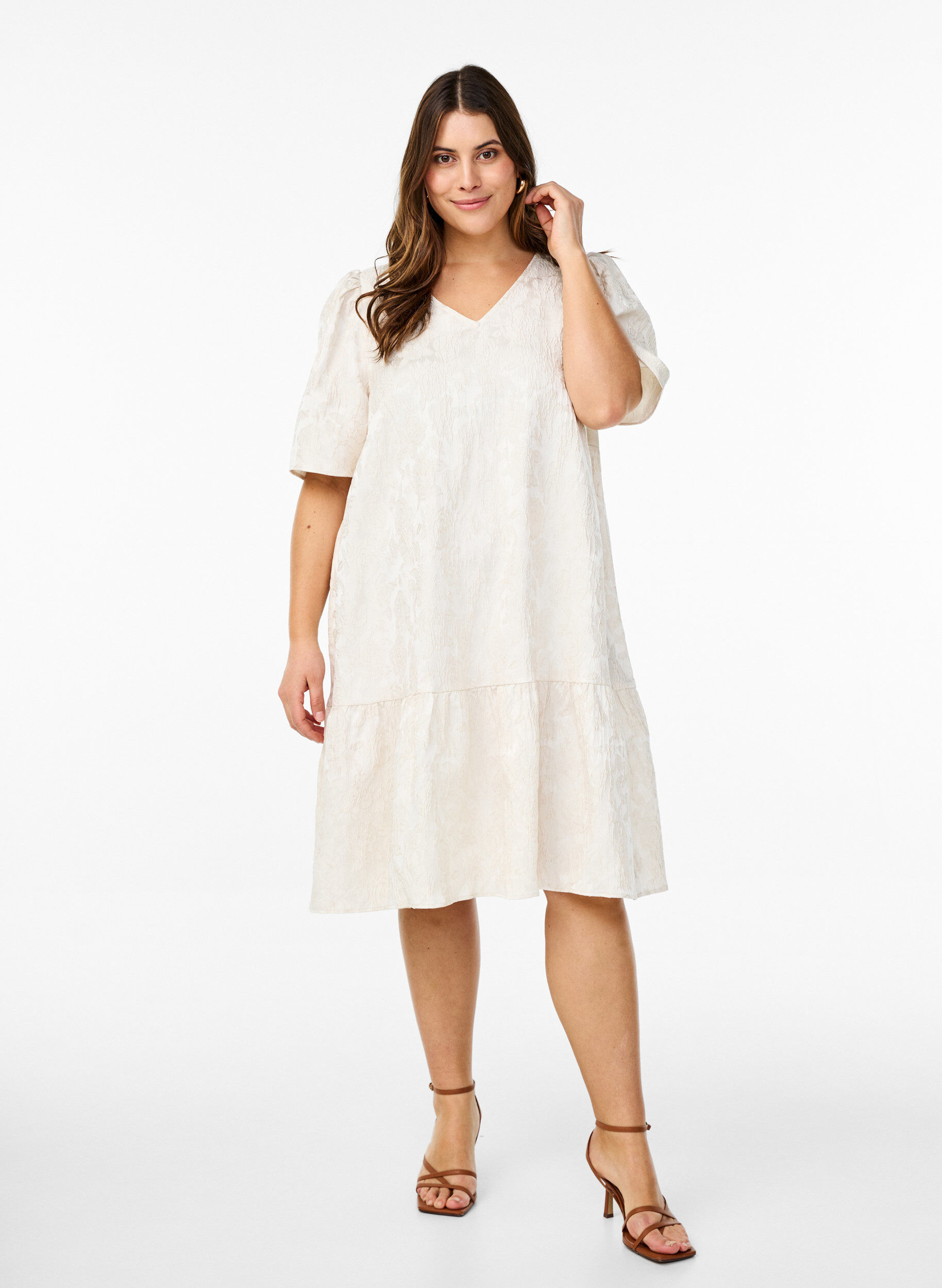 Zizzi Knielanges Kleid aus Jacquard mit kurzen &Auml;rmeln, Whisper White, Model image number 3