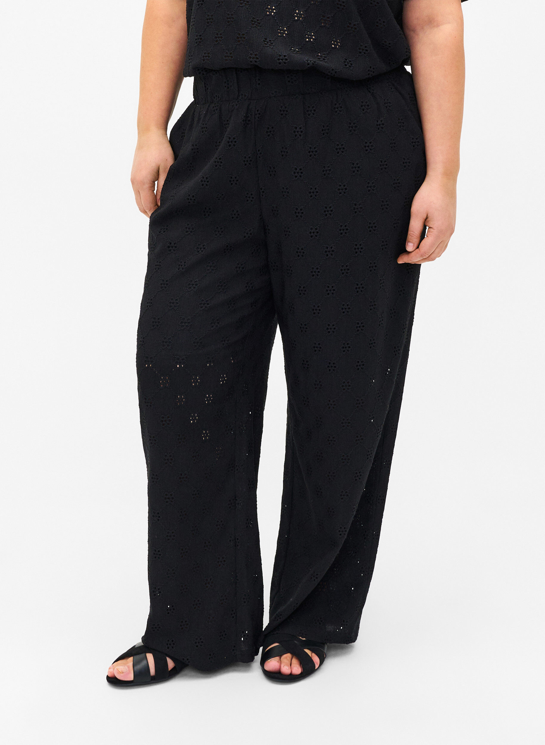Zizzi Lockere Hose mit Lochmuster, Black, Model image number 2