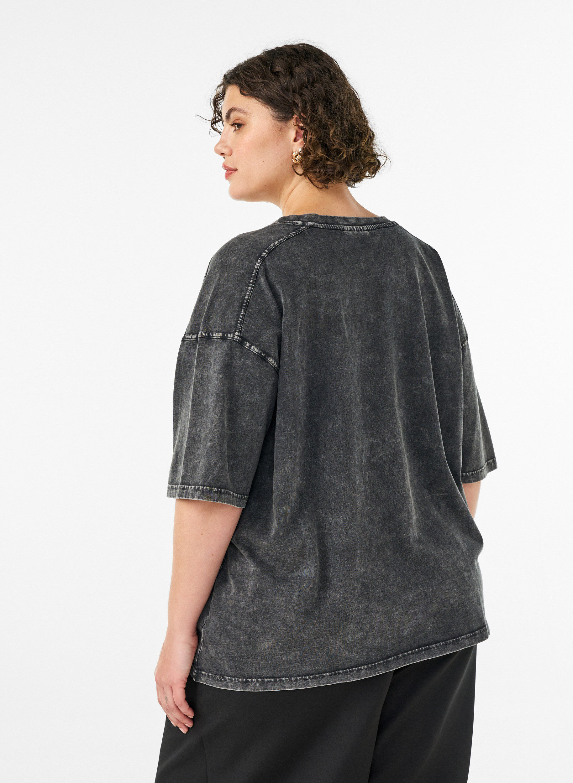 ZizziOversized T-Shirt aus Bio-Baumwolle mit College-Print, Schwarz, Model image number 2