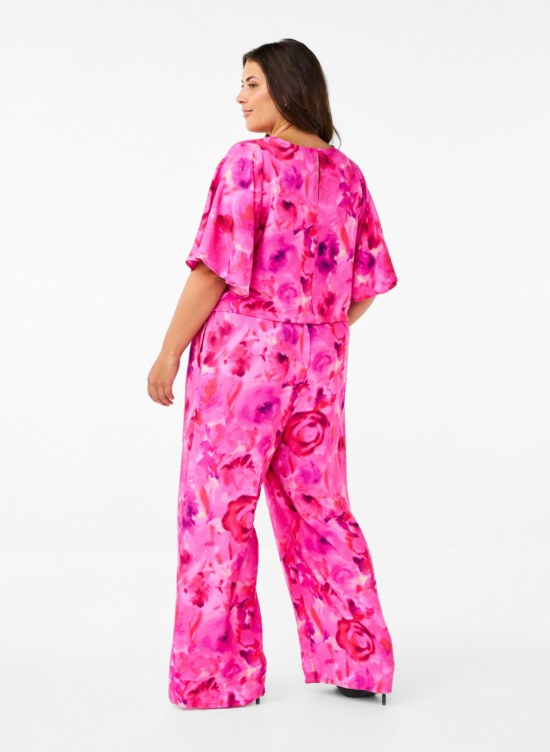 Zizzi Gebl&uuml;mter Jumpsuit mit Fledermaus&auml;rmeln, Pink Rose AOP, Model image number 1