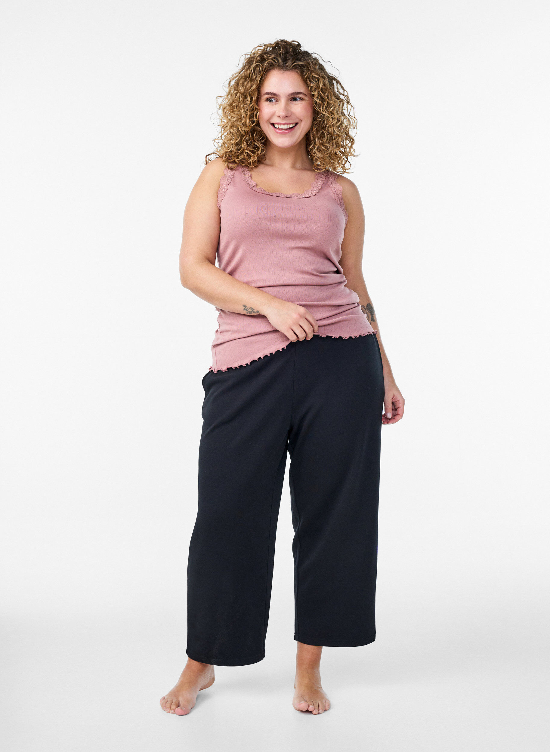 Zizzi Tanktop mit Spitzen und Lochstickerei, Rot, Model image number 1