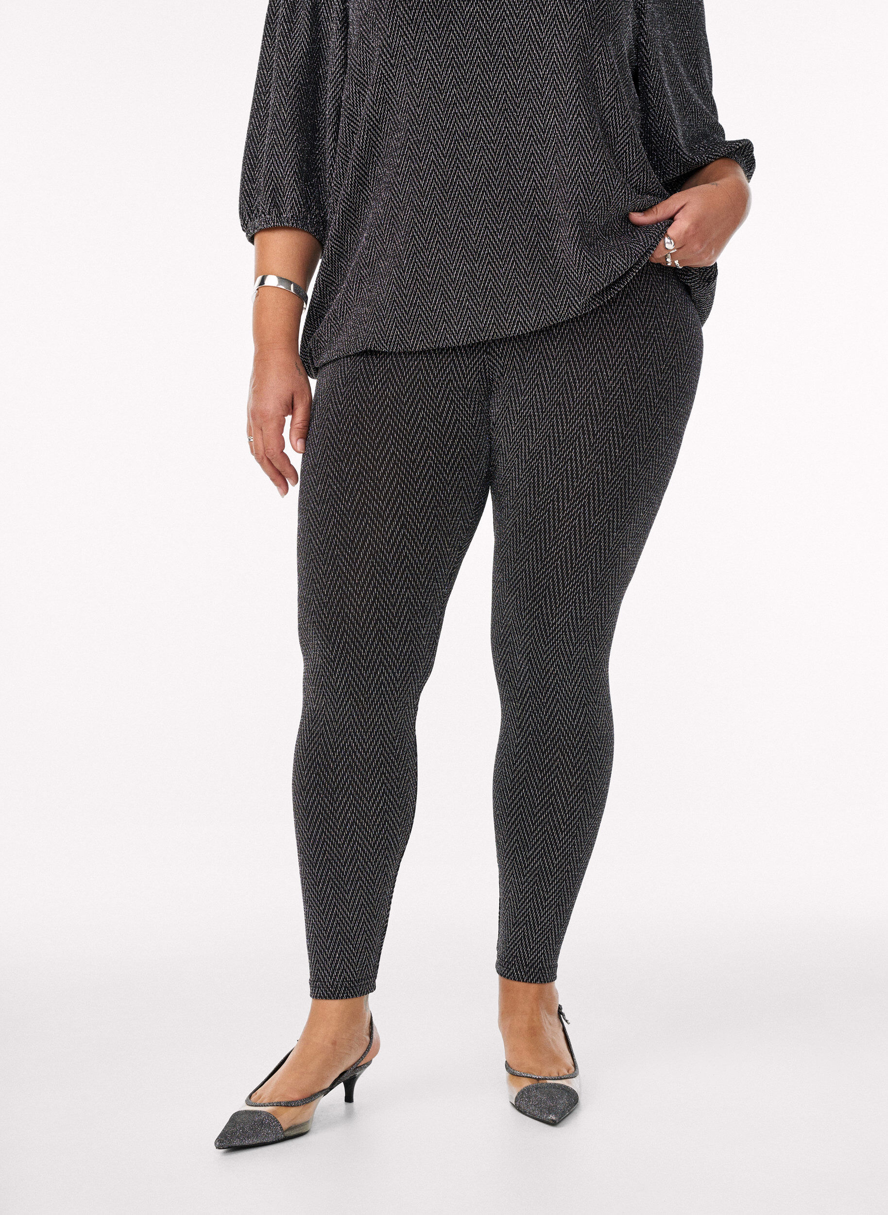 Zizzi Leggings mit Glitzermuster, Schwarz, Model image number 2