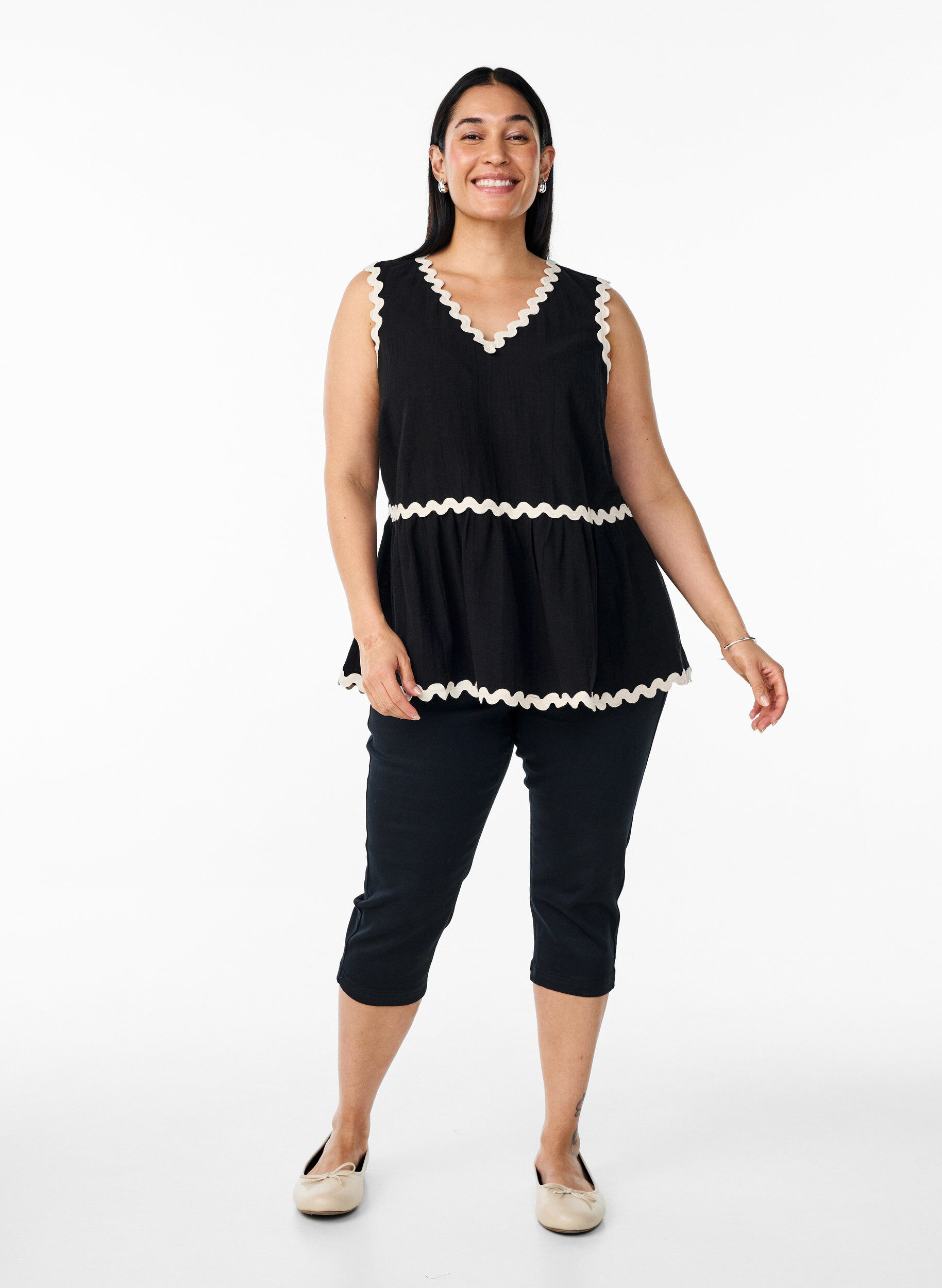 Zizzi &Auml;rmellose Bluse mit gezackten Kontrastkanten, Schwarz, Model image number 1