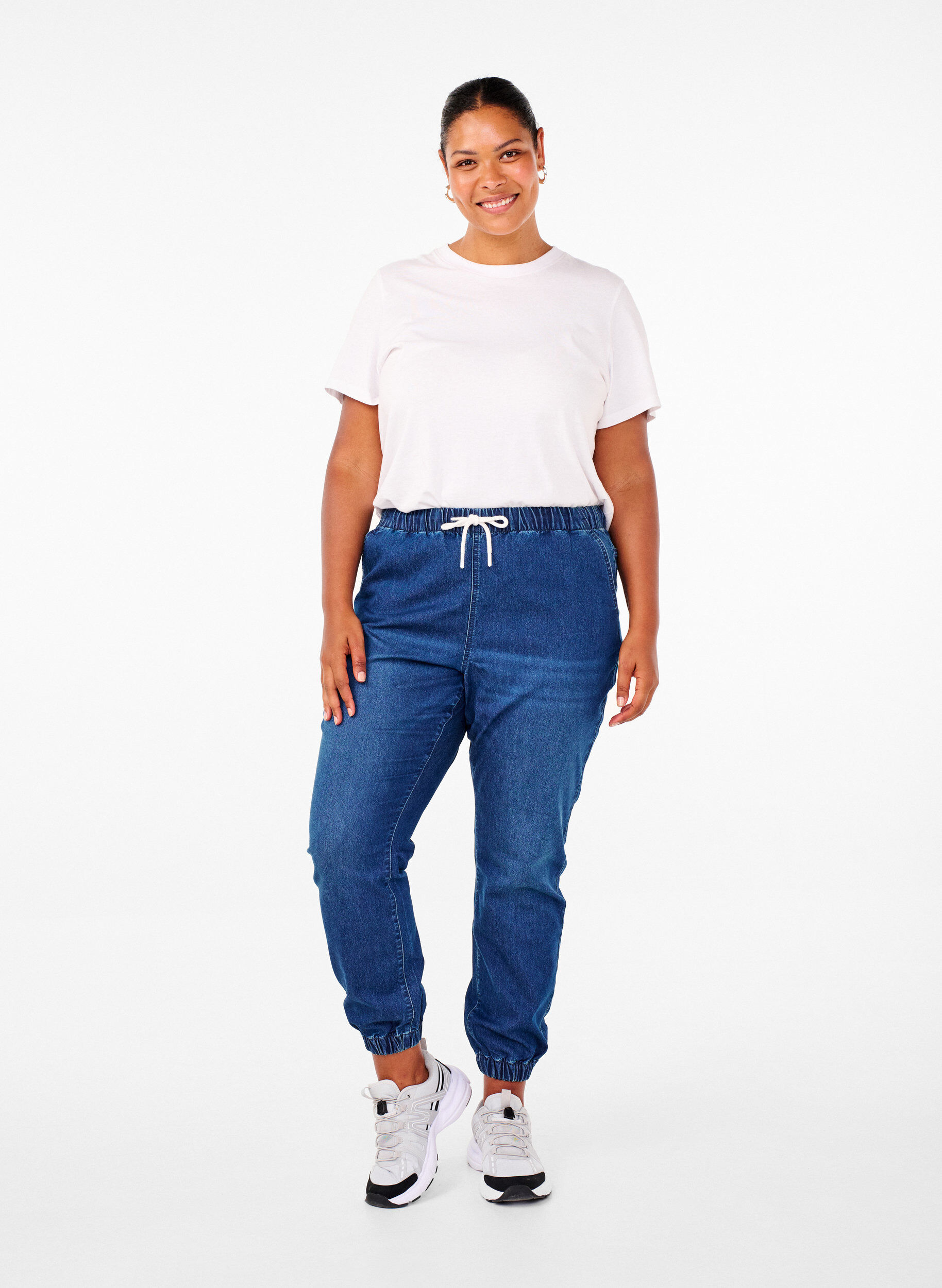 Zizzi Jeans-Jogginghose mit Taschen, Blau, Model image number 0